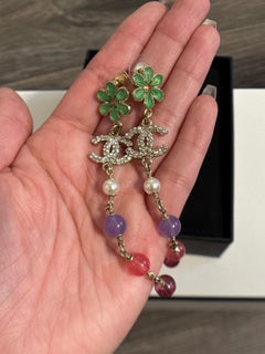 Chanel Grün Floral Crystal CC Bead Dangle Earrings