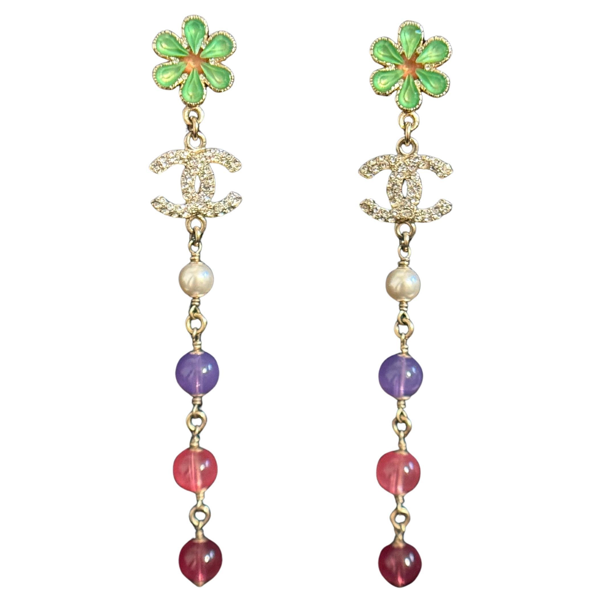 Boucles d
oreilles pendantes en cristal CC avec fleurs vertes de Chanel en vente