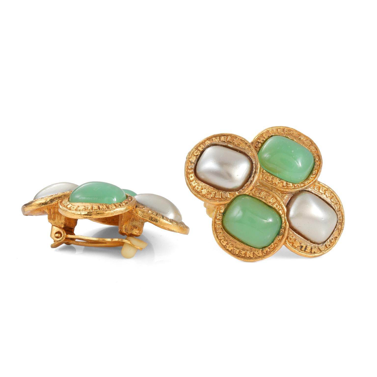 De las mujeres Pendientes Chanel de Gripoix verde y perlas de plata en venta