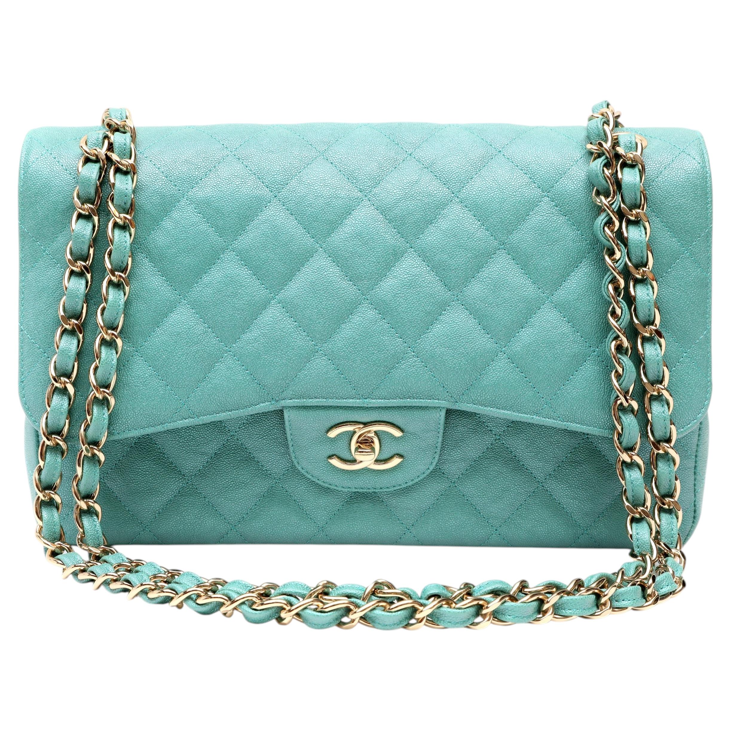 Chanel - Sac classique à rabat en cuir caviar irisé vert, ornements dorés