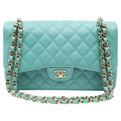 Chanel Grün schillernden Kaviar Leder Jumbo Classic Flap Bag mit Gold Hardware