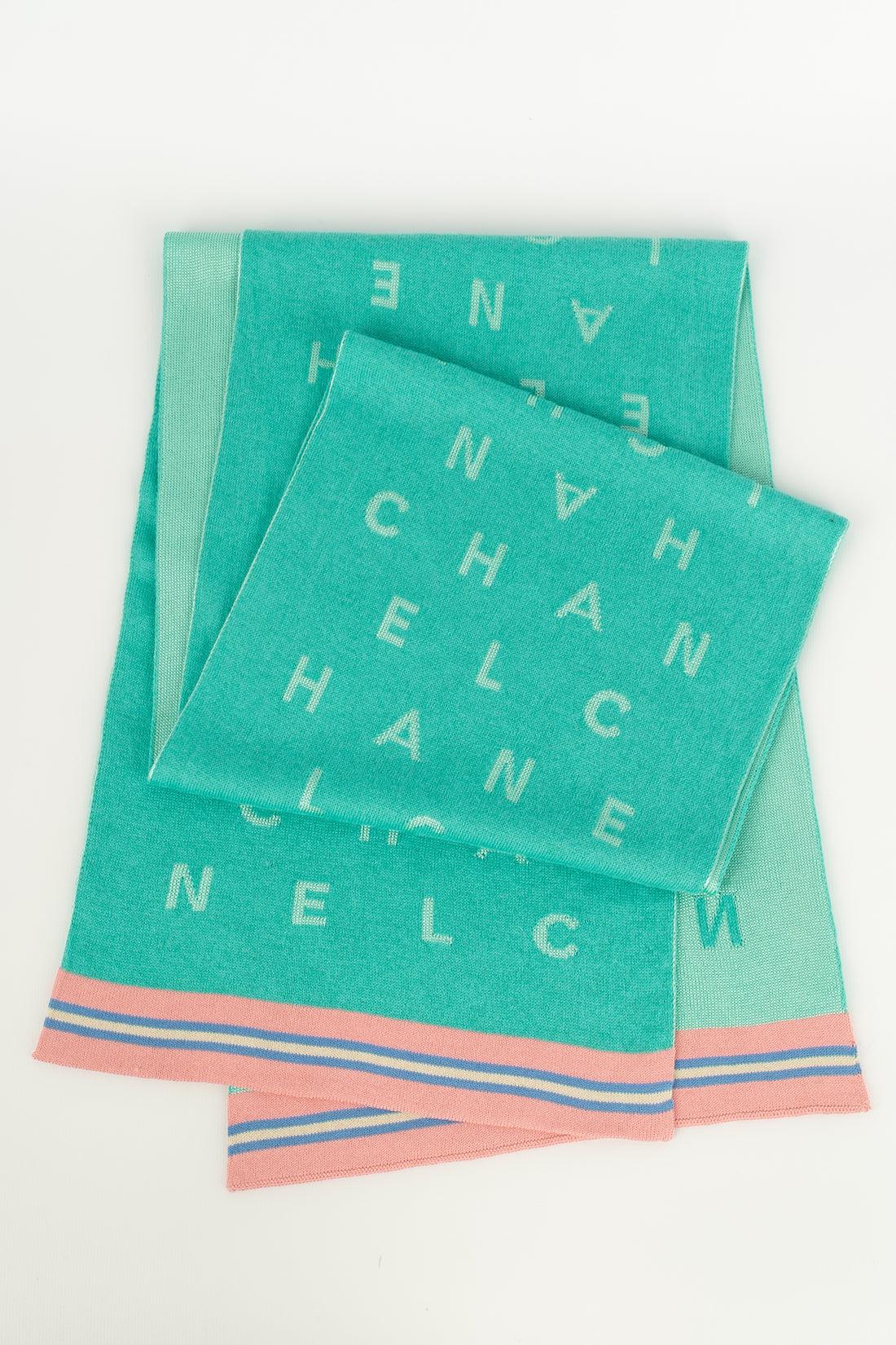 Chanel - Green knitted scarf bordered with pink and blue stripes. Label of the composition is not attached.
 
Additional information:
Dimensions: Length: 200 cm
Condition: Good condition
Seller Ref number: ACC97