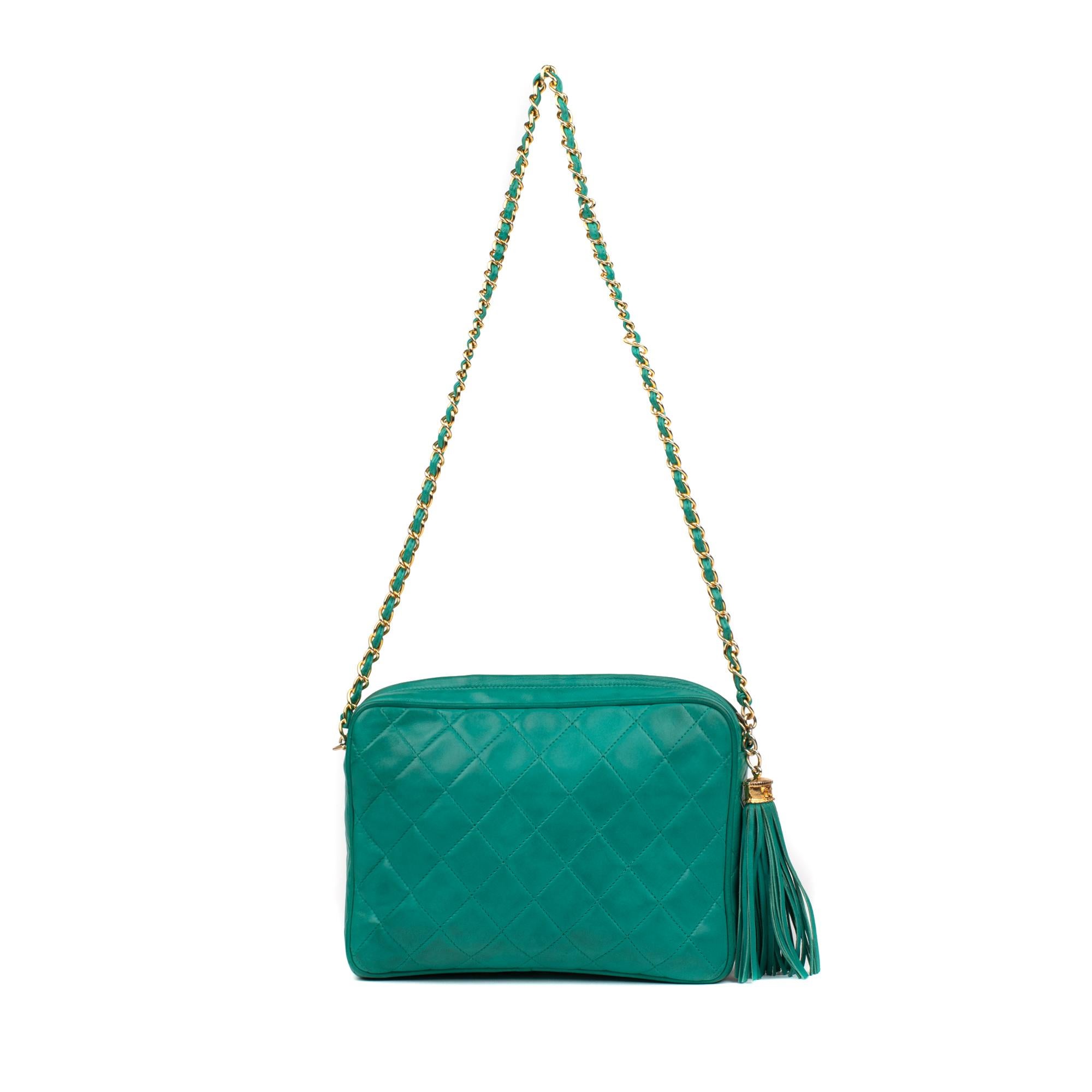 
Lovely little Chanel bag in emerald green quilted lambskin 
 Handle chain shoulder strap, green lamb leather. emerald, Golden chain. Gray lambskin interior, 1 zipped pocket. 
Signature: 
