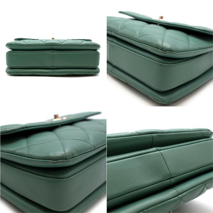 Chanel Green Lambskin Flap Top Handle Bag with Golden Hardware 

-aus feinstem Leder
-Iconic goldenen CC-Logo Verschluss auf der Vorderseite 
-Houses Lieblings-Kette und Leder-Schulterriemen 
-Oberer Griff 
-Branded goldene Platte auf der