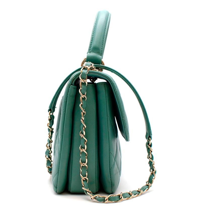 Chanel Grün Lammfell Klappe Top Handle Tasche mit goldenen Hardware (Grau)
