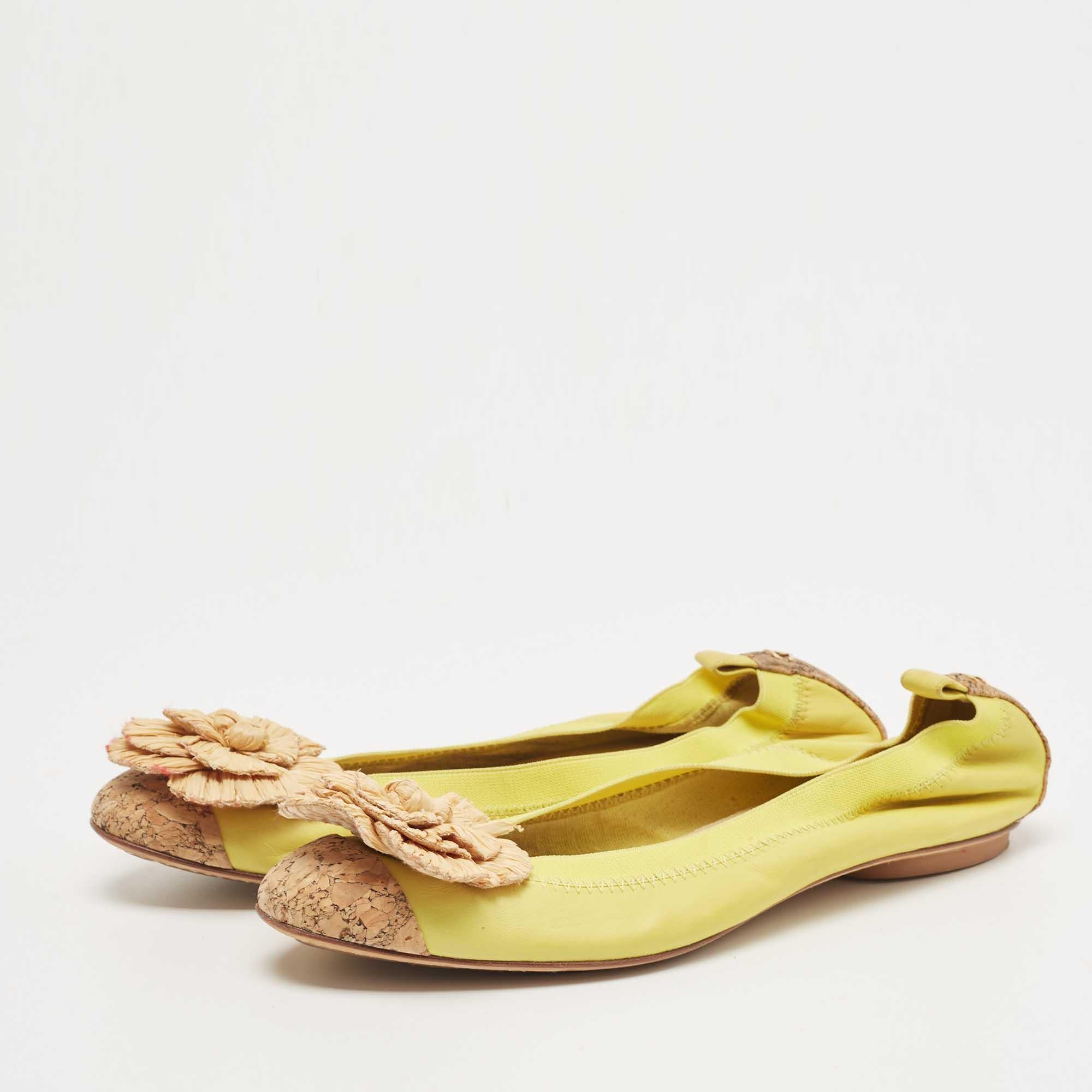 These well-crafted designer flats have got you covered for all-day plans. They come in a versatile design, and they look great on the feet.