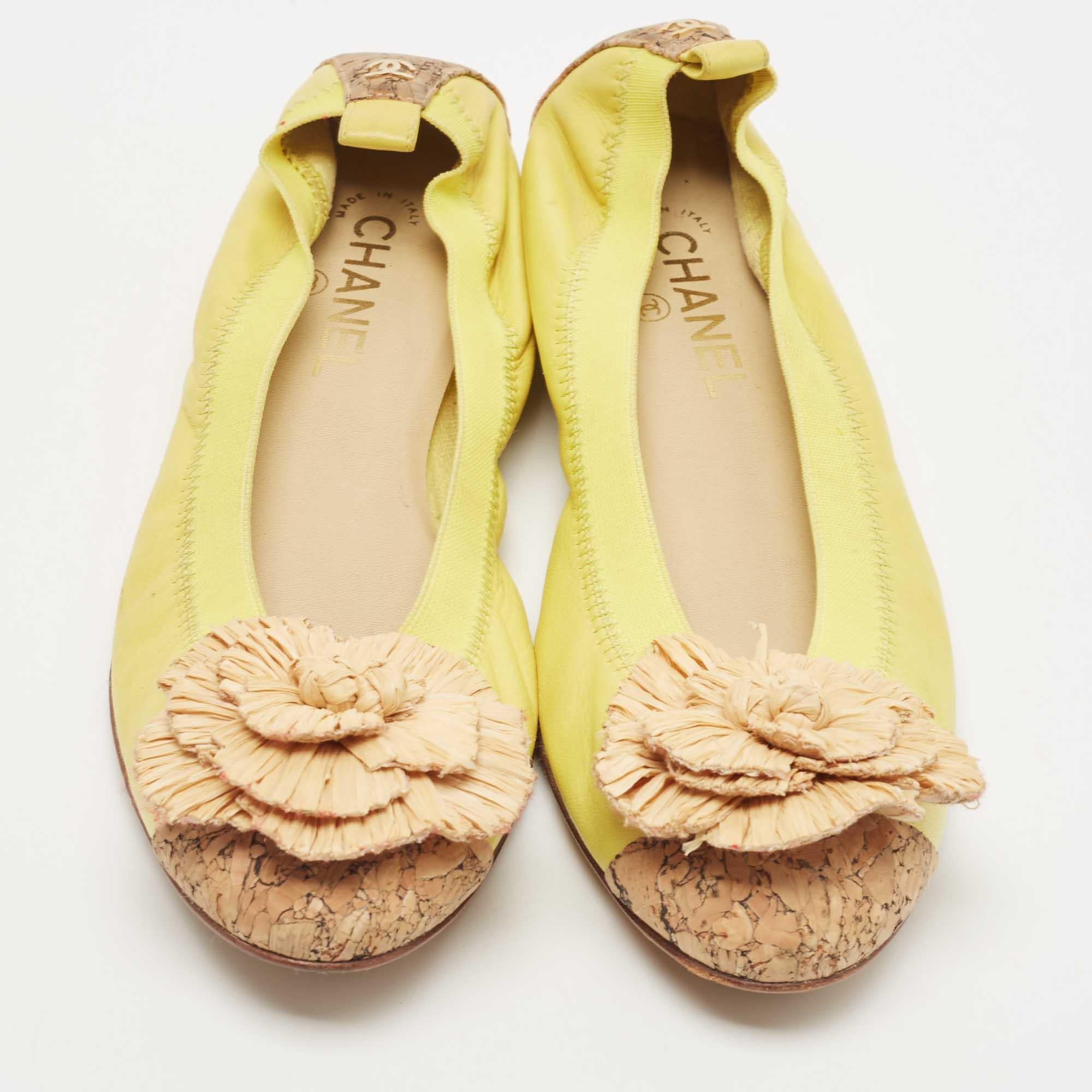 Beige Chanel Green Leather and Cork Camellia Ballet Flats Size 41 For Sale