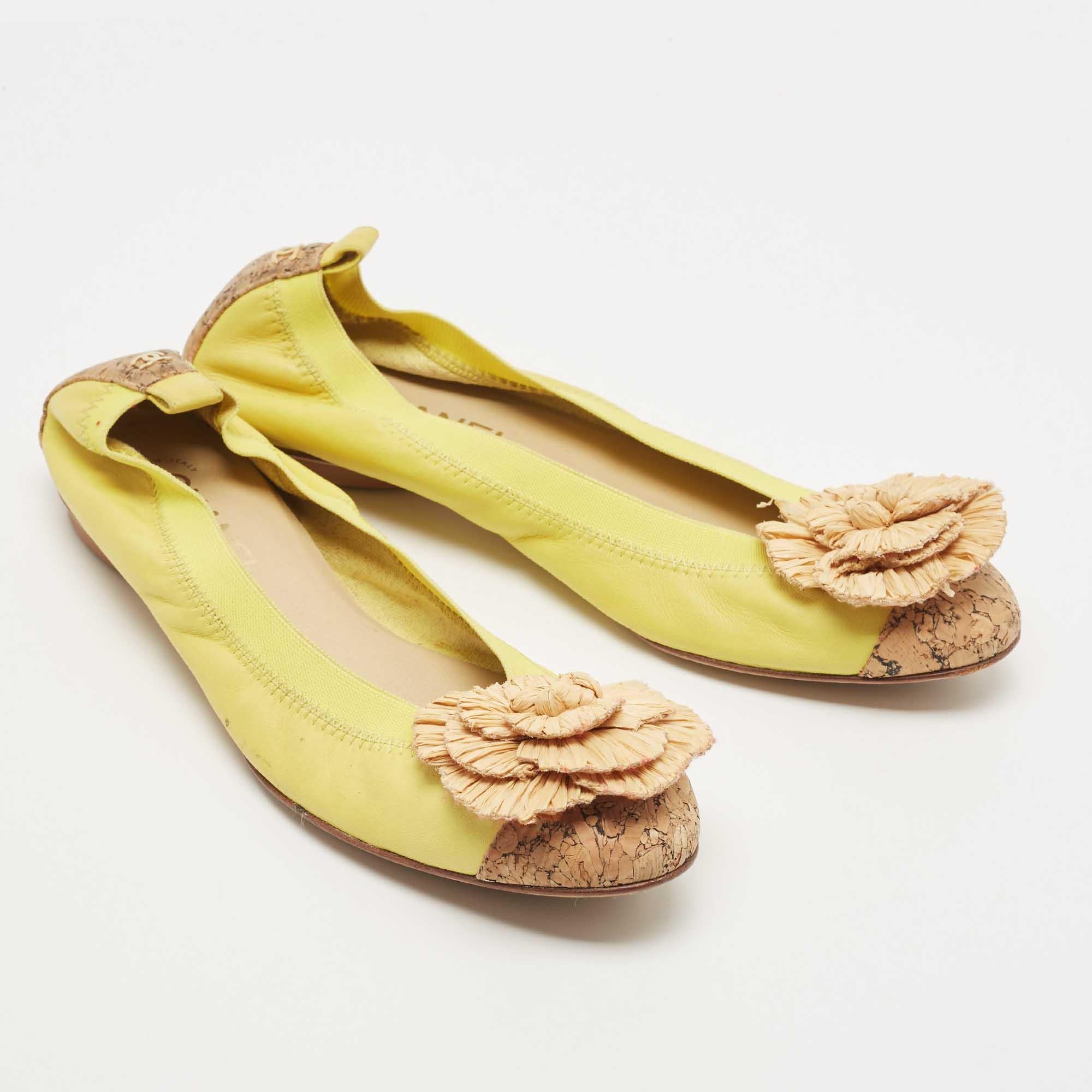 Chanel Green Leather and Cork Camellia Ballet Flats Size 41 In Good Condition For Sale In Dubai, Al Qouz 2