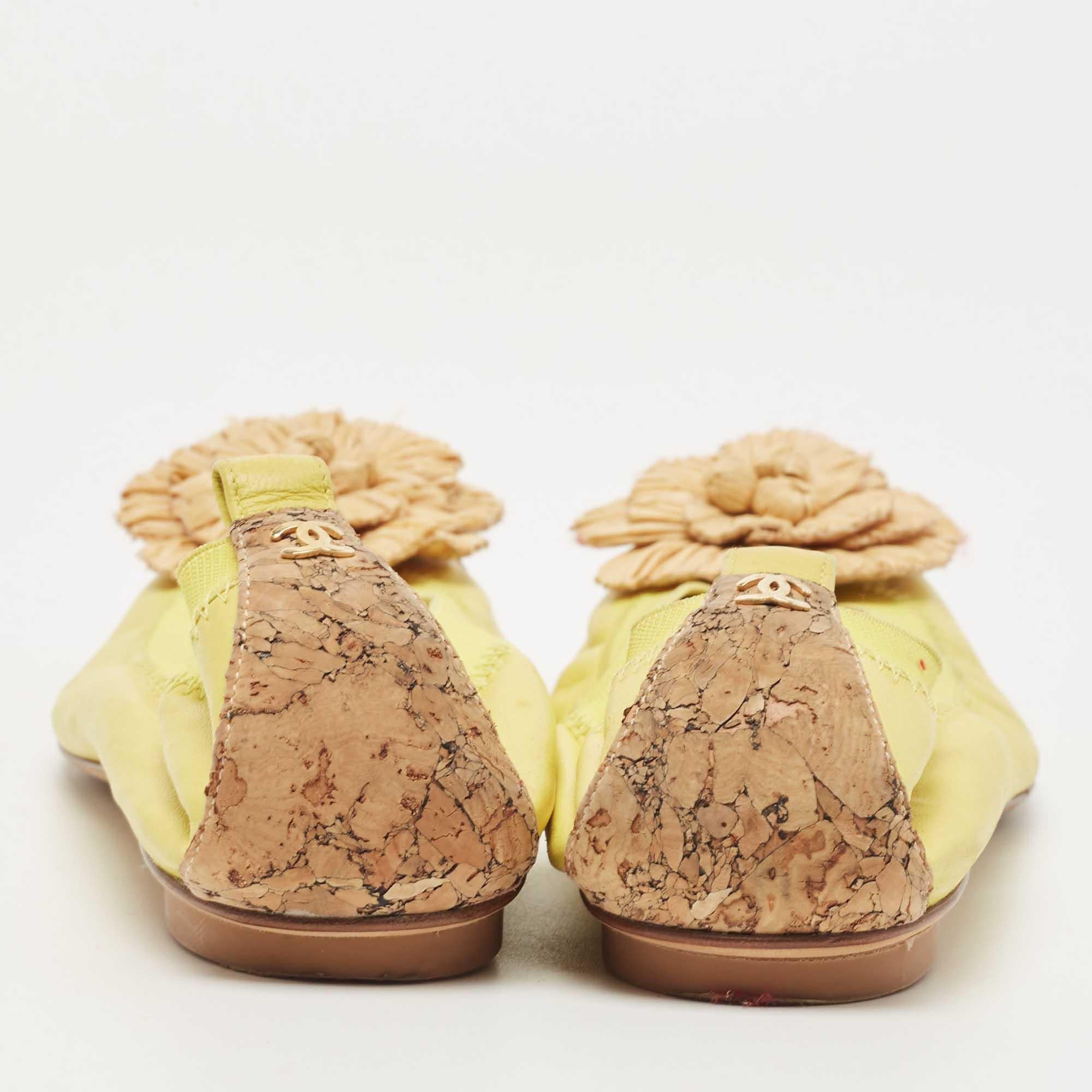 Women's Chanel Green Leather and Cork Camellia Ballet Flats Size 41 For Sale