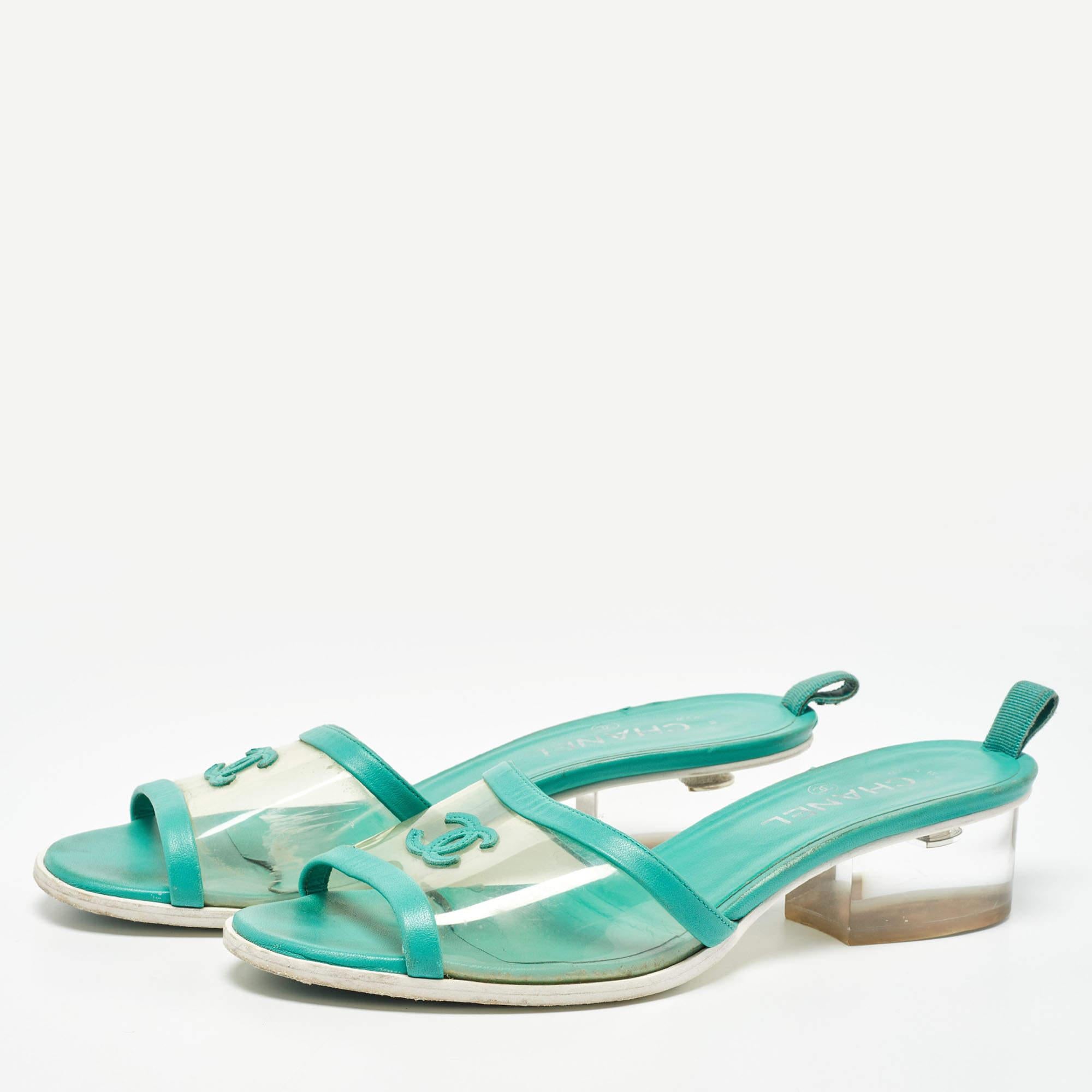 Chanel Green Leather and PVC CC Slide Sandals For Sale 1