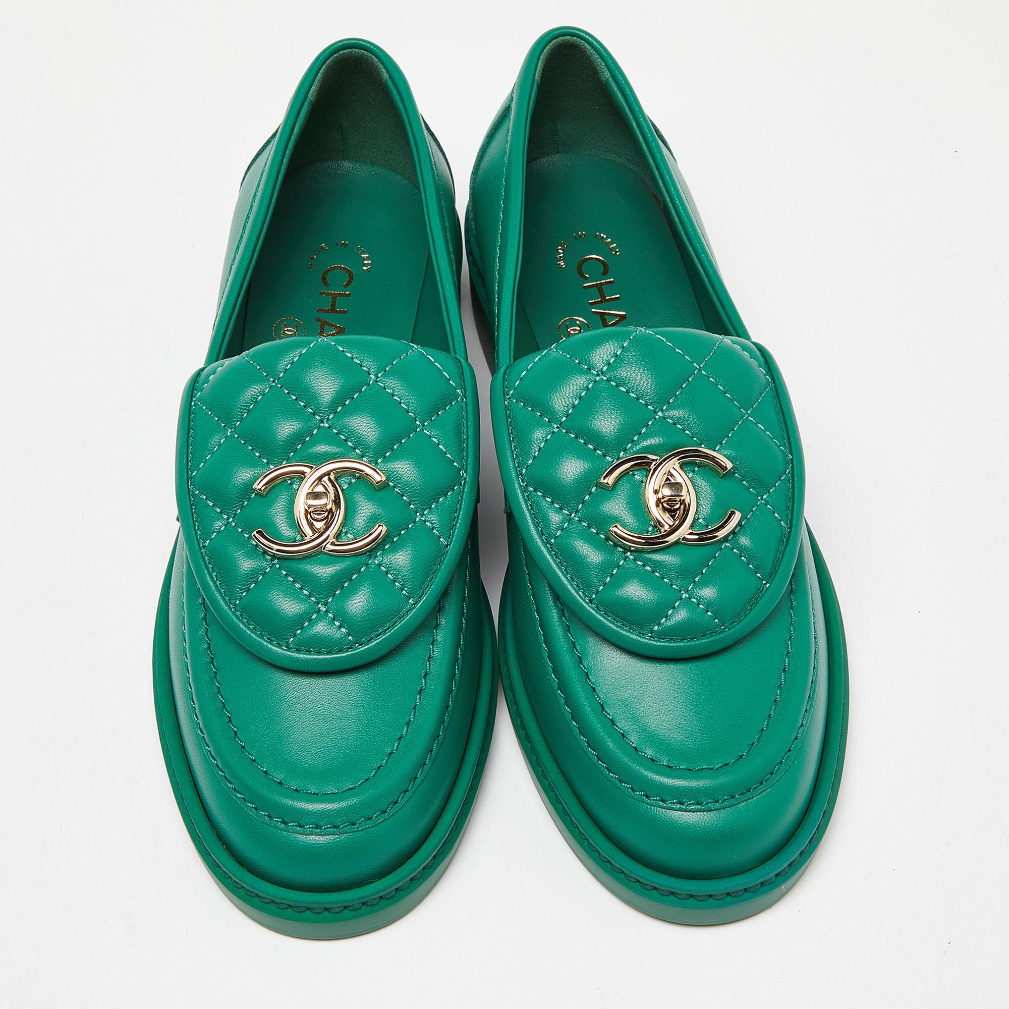 Chanel Green Leather CC Interlocking Loafers Size 37.5 In Excellent Condition For Sale In Dubai, Al Qouz 2