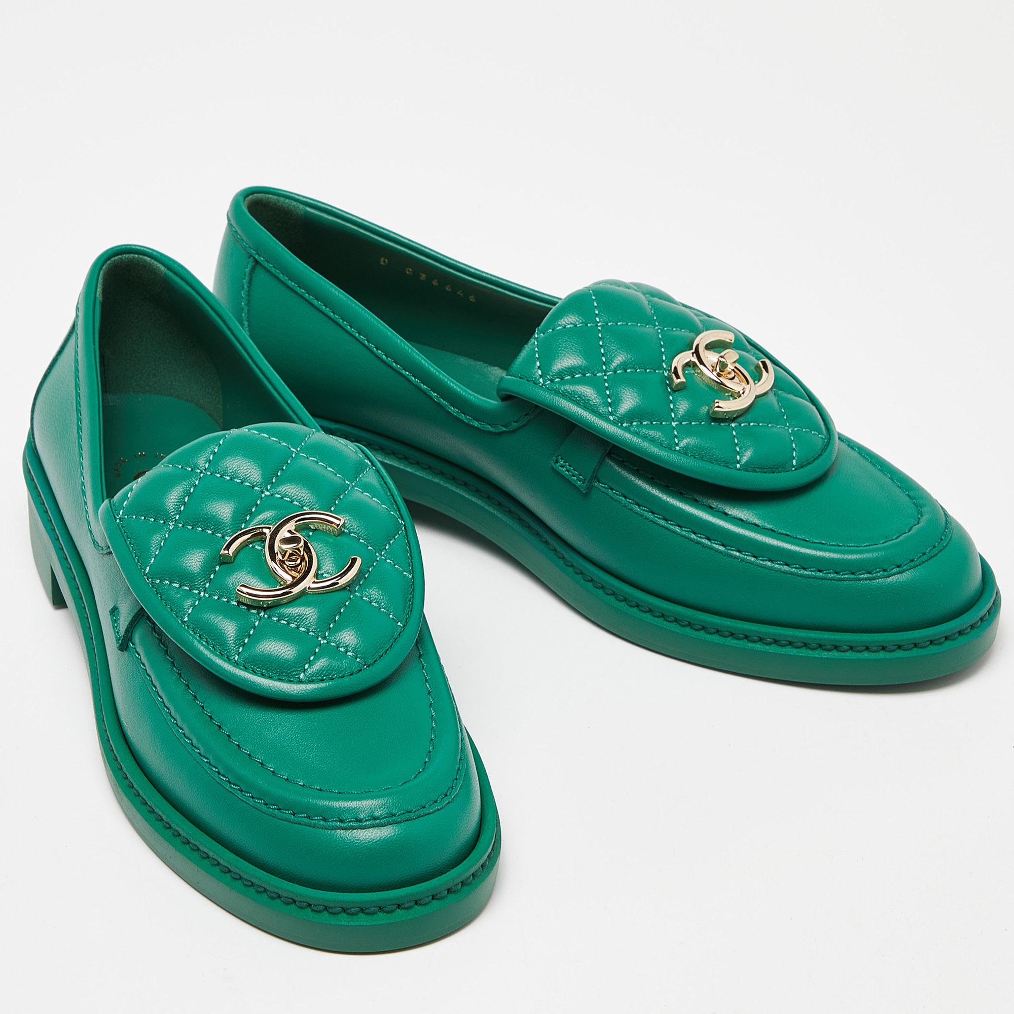 Chanel Green Leather CC Interlocking Loafers Size 37.5 For Sale 1