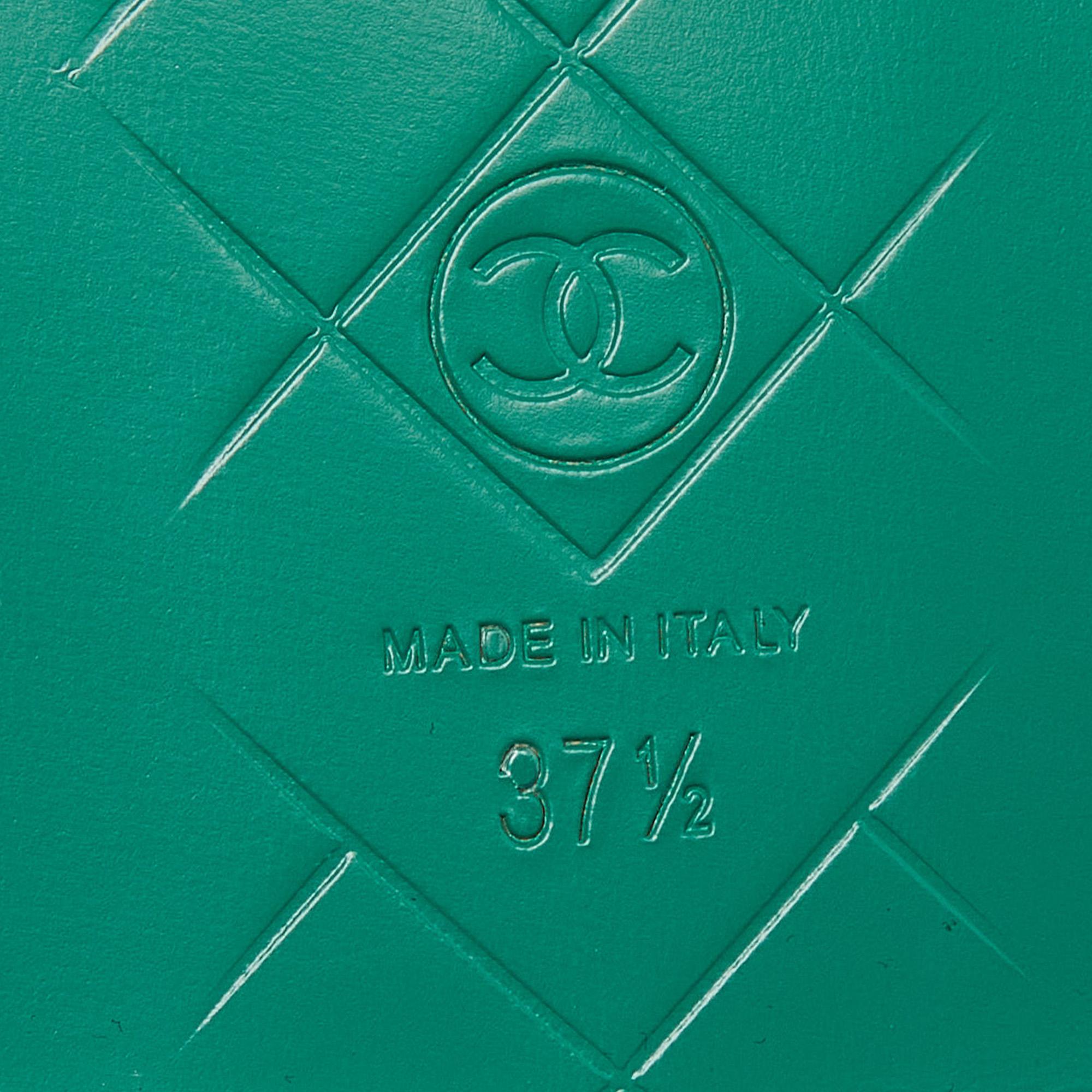 Chanel - Mocassins imbriqués CC en cuir vert, taille 37,5 en vente 4