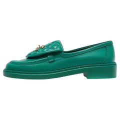 Chanel Grünes Leder CC ineinandergreifende Loafers Größe 37,5
