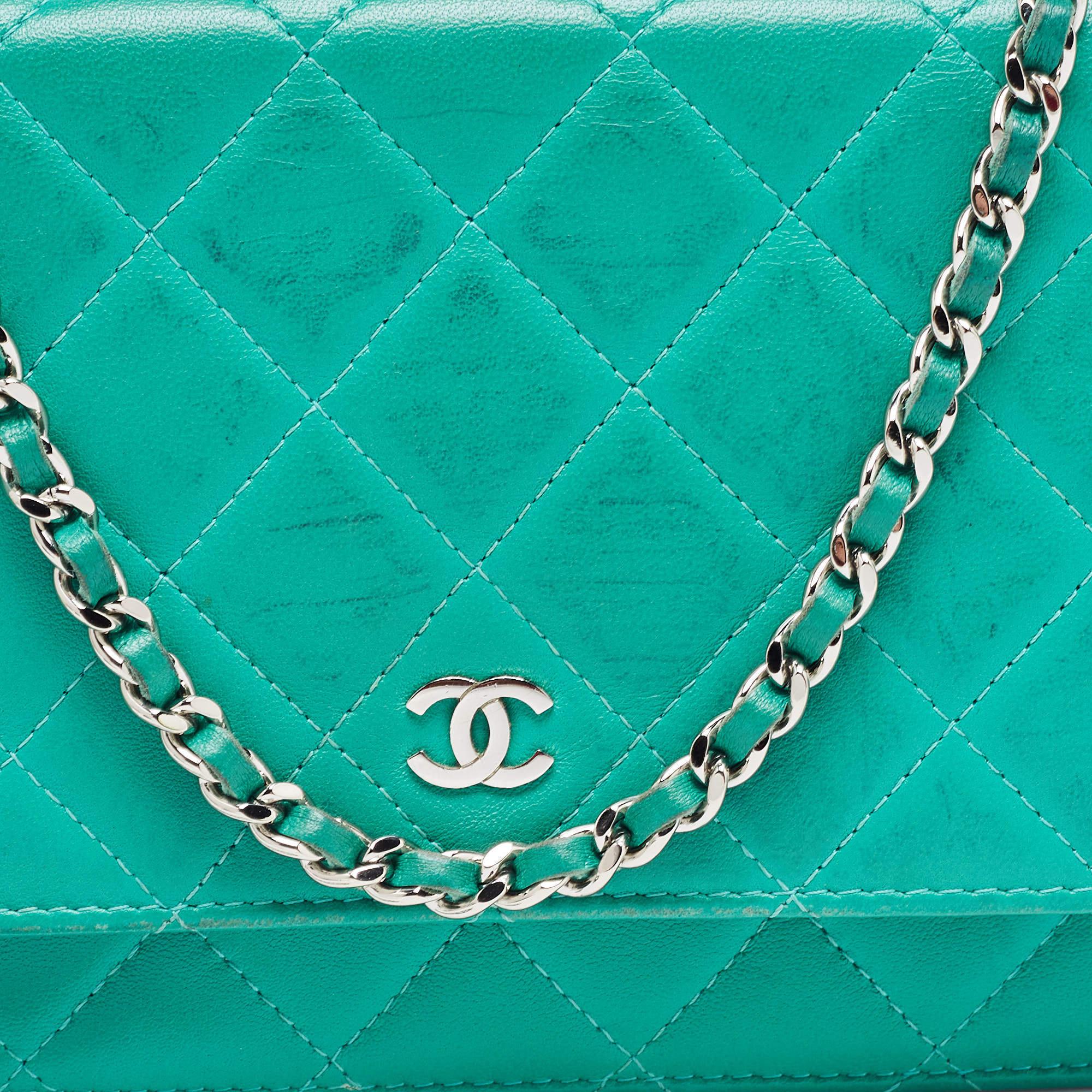 Chanel Portefeuille CC en cuir vert sur chaîne en vente 8