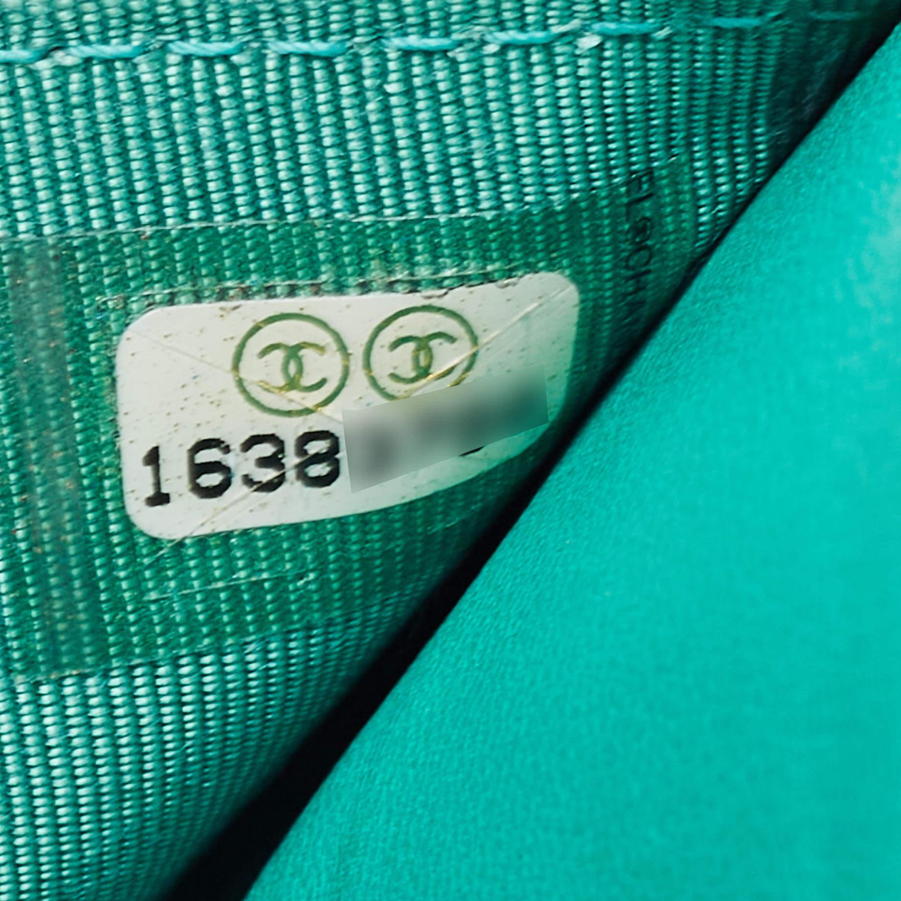 Chanel Portefeuille CC en cuir vert sur chaîne Pour femmes en vente