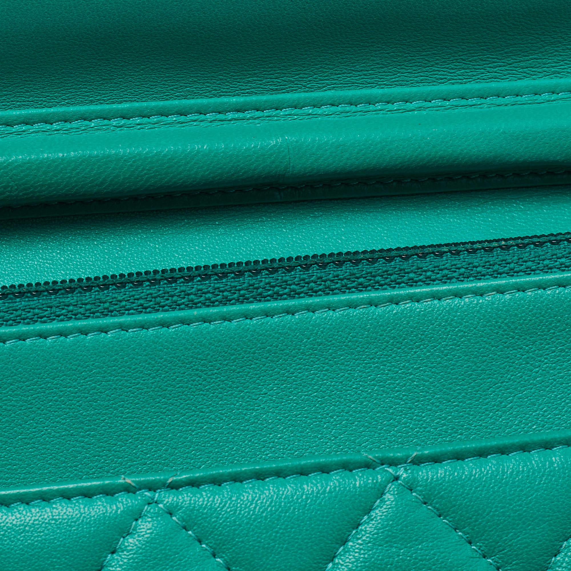 Chanel Portefeuille CC en cuir vert sur chaîne en vente 5