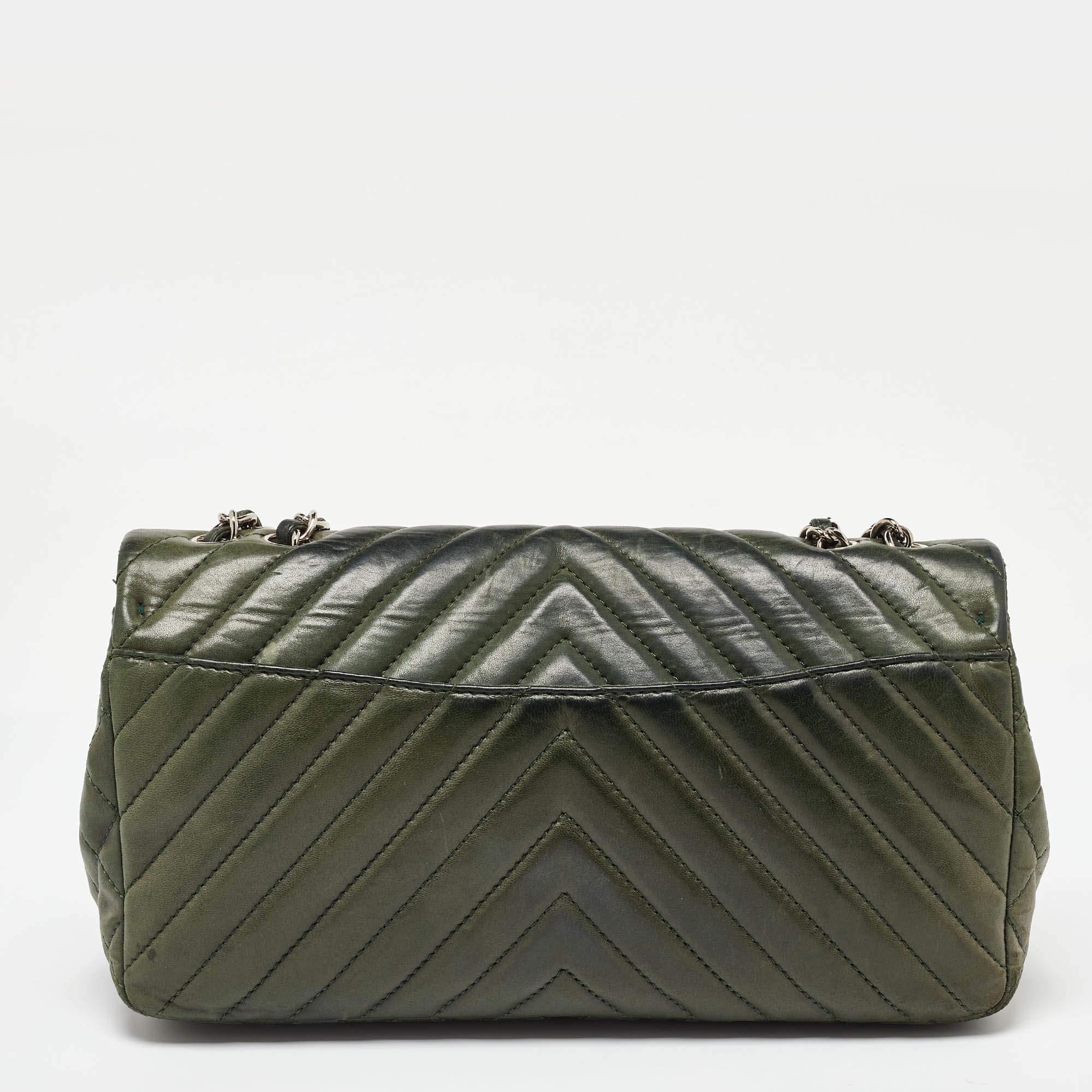 Chanel Green Leather Surpique Chevron Large Flap Bag In Fair Condition In Dubai, Al Qouz 2