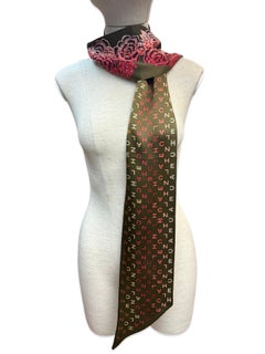 Foulard en soie Chanel vert mousse, double face, à motifs floraux rouges et imprimés CC multicolores