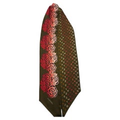 Foulard en soie Chanel vert mousse, double face, à motifs floraux rouges et imprimés CC multicolores