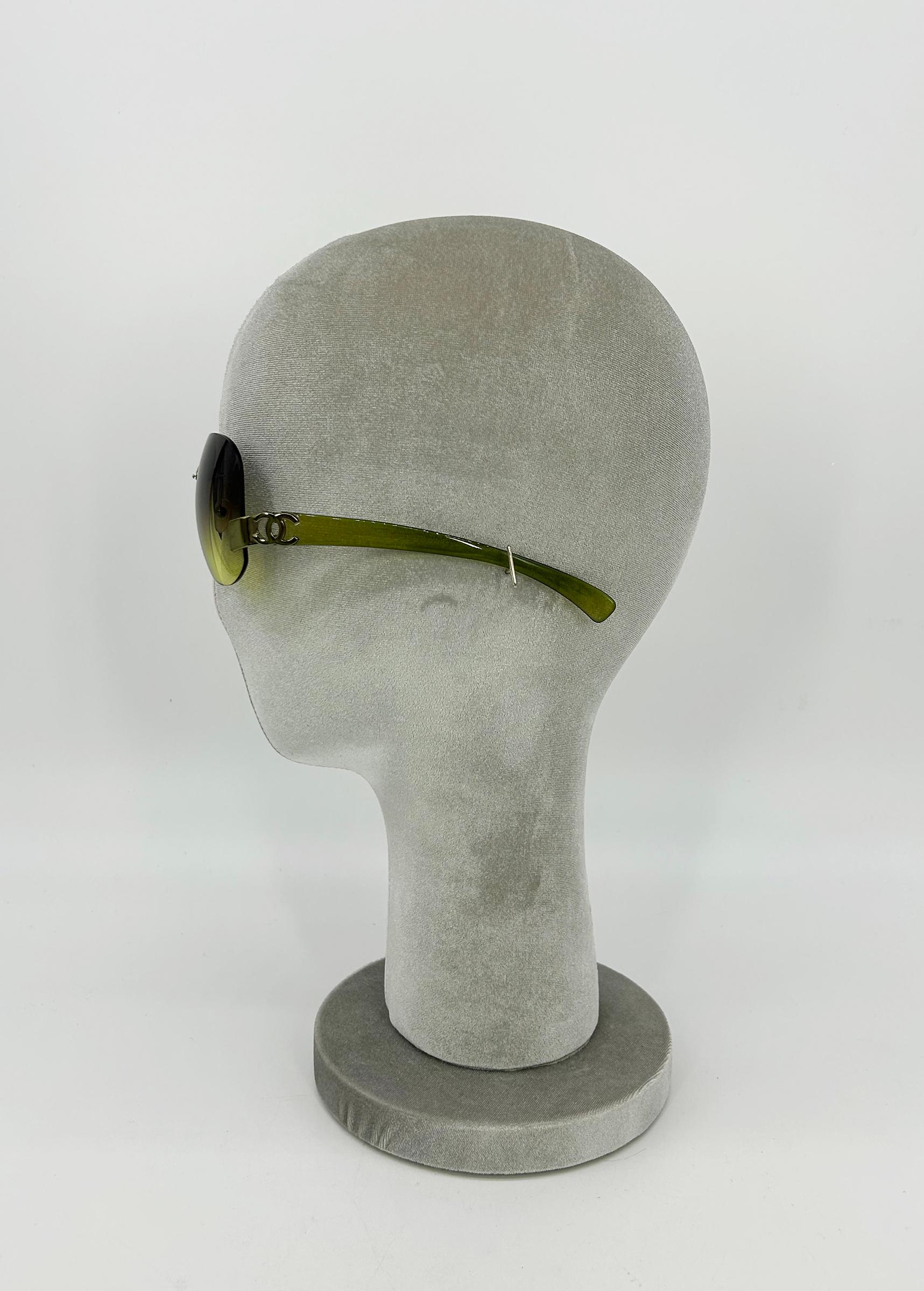 Chanel Green Ombre Lens CC Logo Rimless Sunglasses c2000s In Good Condition For Sale In Philadelphia, PA