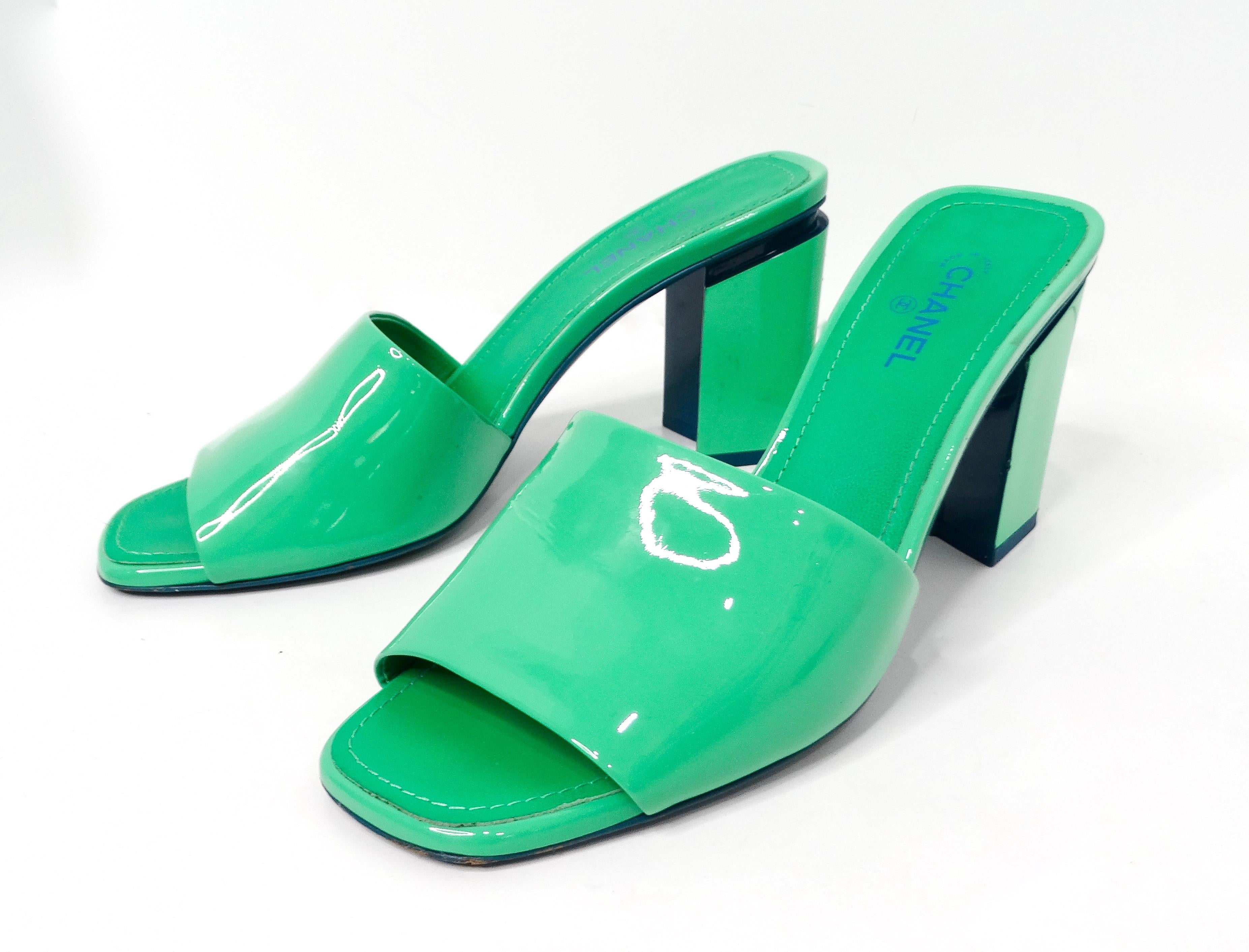 Chanel Grünes Lackleder Interlocking CC Sandalen 2022 im Zustand „Gut“ im Angebot in Scottsdale, AZ
