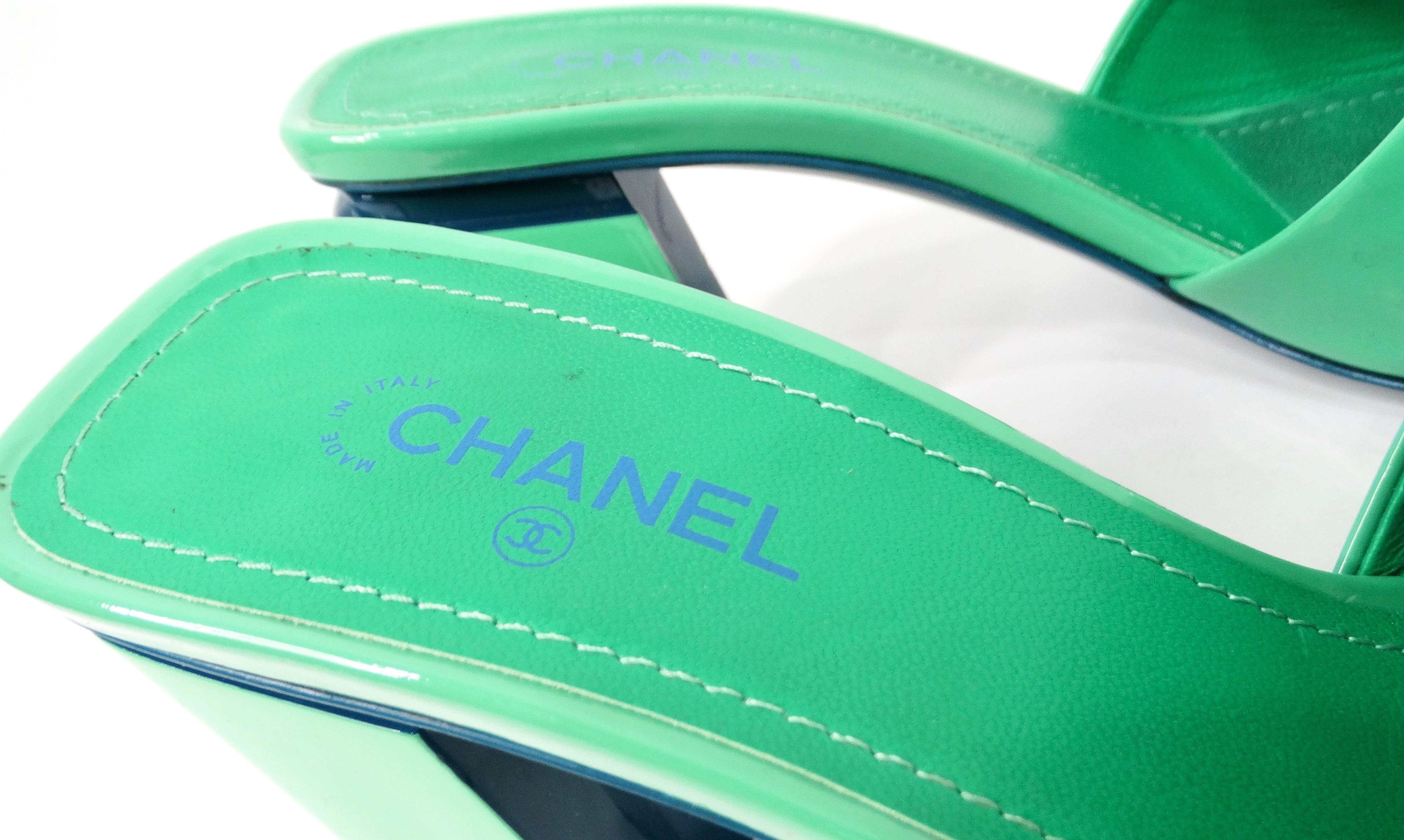 Chanel Grünes Lackleder Interlocking CC Sandalen 2022 im Angebot 2