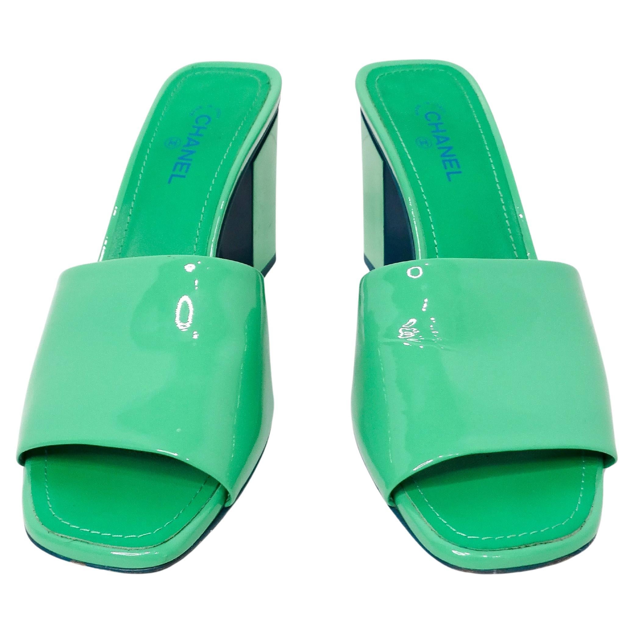 Chanel Grünes Lackleder Interlocking CC Sandalen 2022 im Angebot