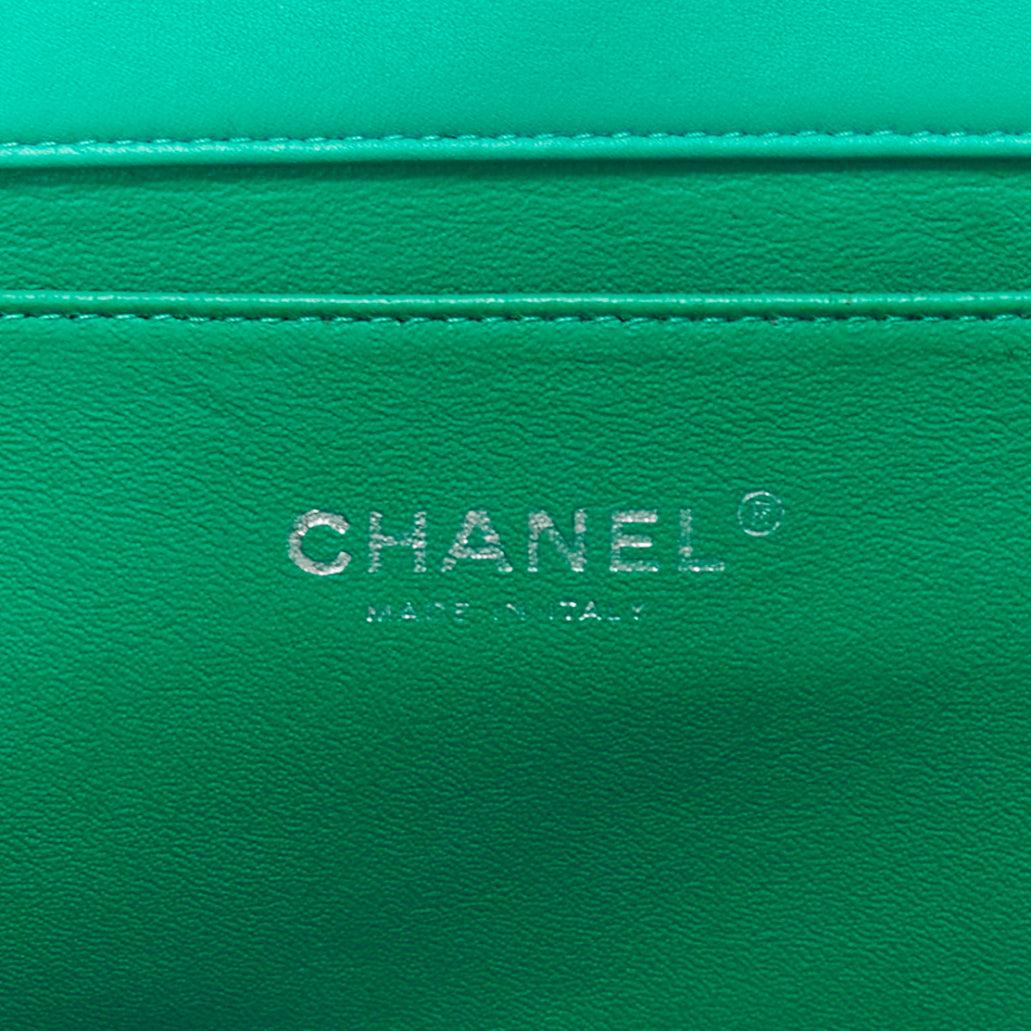 CHANEL sac porté épaule à rabat en cuir verni vert avec logo CC argenté en vente 6