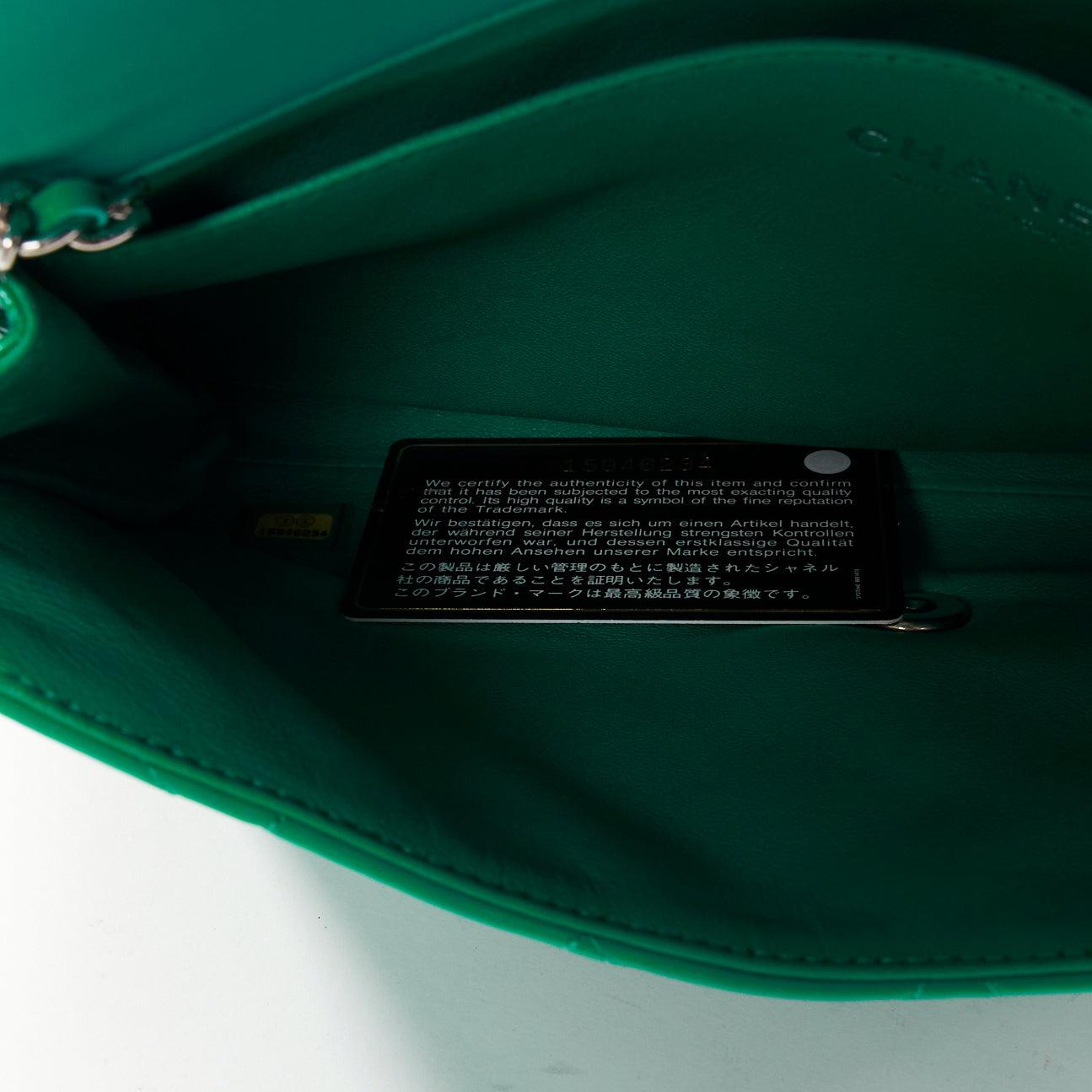 CHANEL sac porté épaule à rabat en cuir verni vert avec logo CC argenté en vente 7
