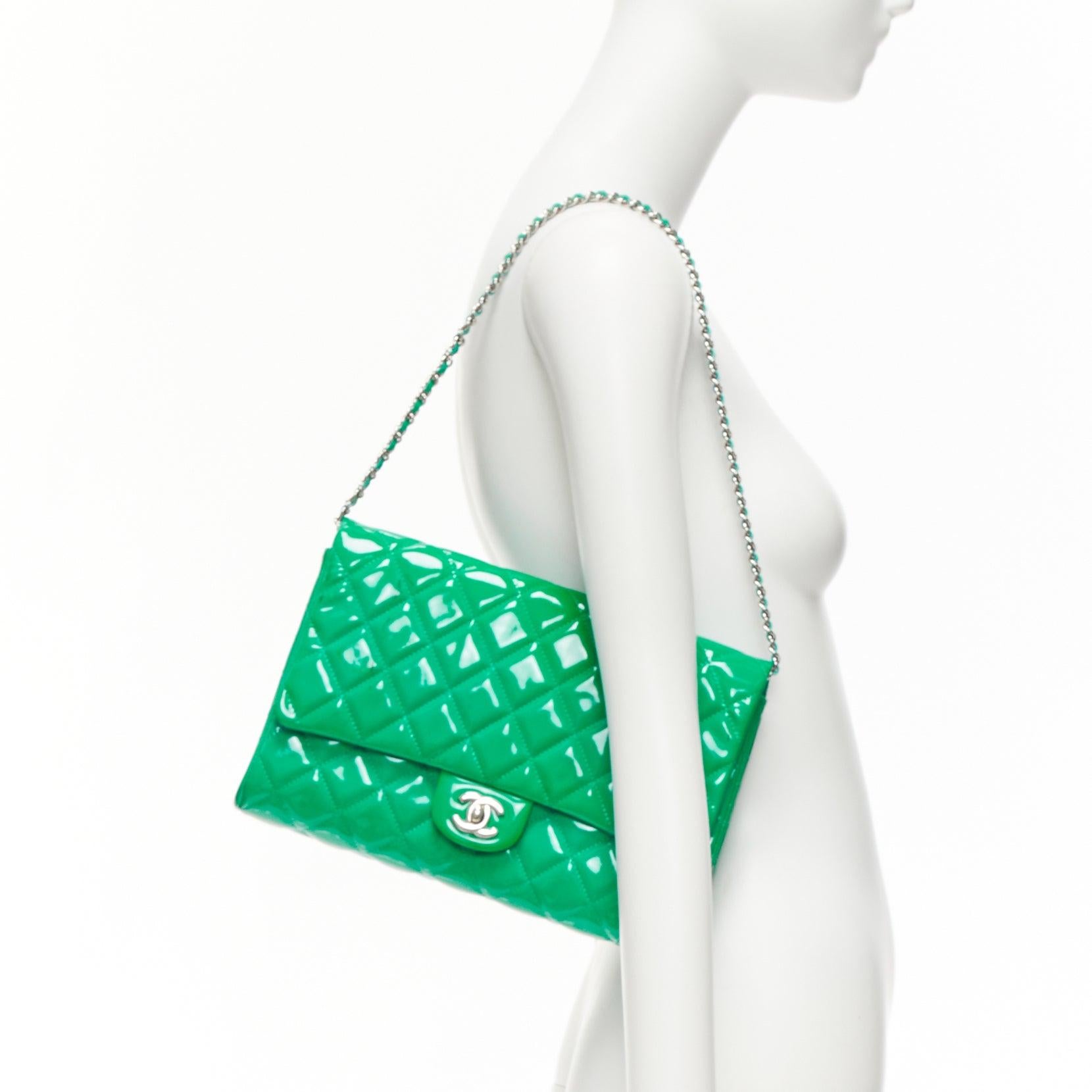 CHANEL green patent leather silver CC logo turnlock flap shoulder bag
Reference: AAWC/A01002
Brand: Chanel
Designer: Karl Lagerfeld
Material: Patent Leather
Color: Green
Pattern: Solid
Closure: Turnlock
Lining: Green Leather
Extra Details: The