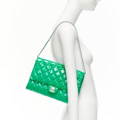 CHANEL Umhängetasche mit drehbarer Klappe aus grünem Lackleder und silber CC-Logo