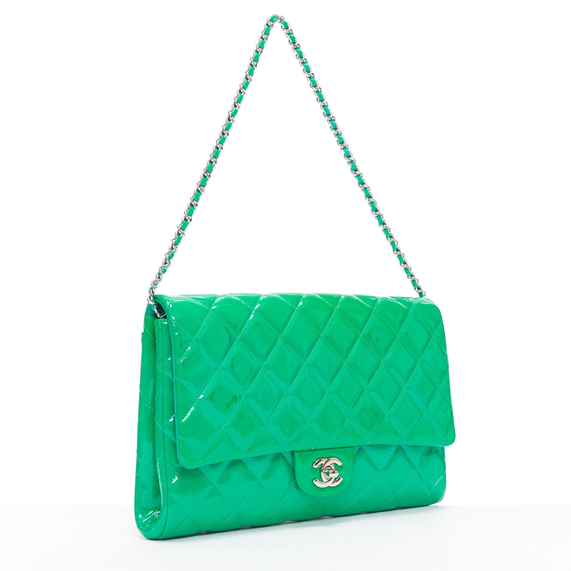 CHANEL sac porté épaule à rabat en cuir verni vert avec logo CC argenté État moyen - En vente à Hong Kong, NT