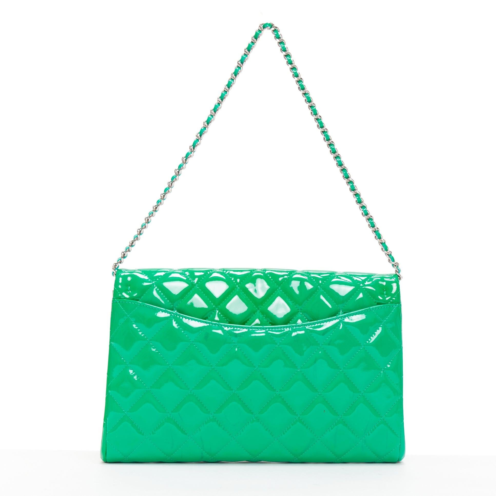 CHANEL sac porté épaule à rabat en cuir verni vert avec logo CC argenté en vente 1