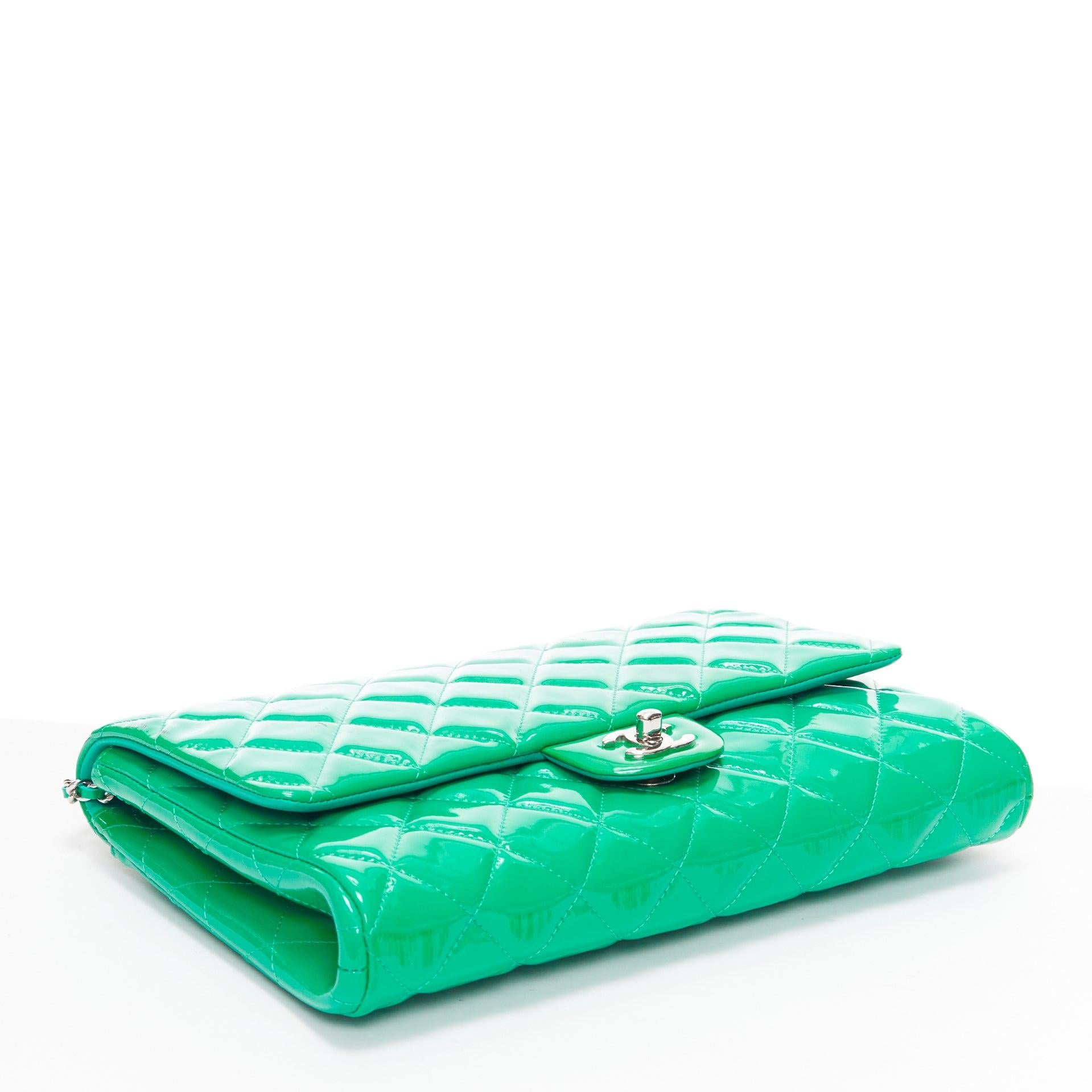 CHANEL sac porté épaule à rabat en cuir verni vert avec logo CC argenté en vente 2