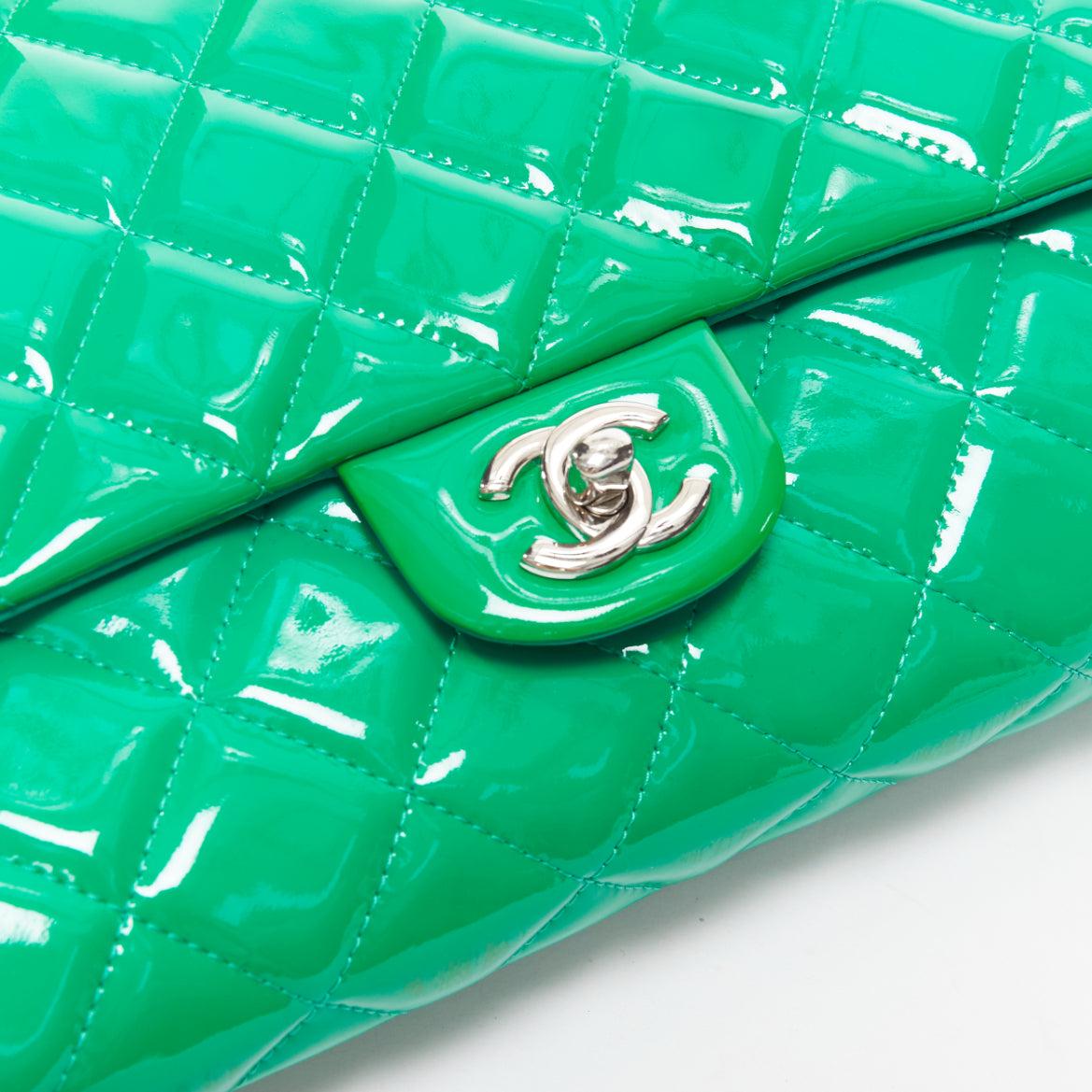 CHANEL sac porté épaule à rabat en cuir verni vert avec logo CC argenté en vente 3