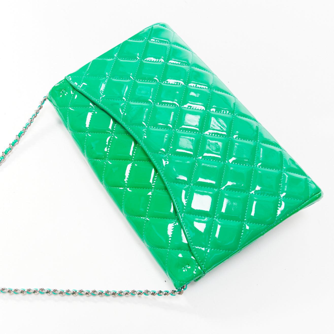 CHANEL sac porté épaule à rabat en cuir verni vert avec logo CC argenté en vente 4