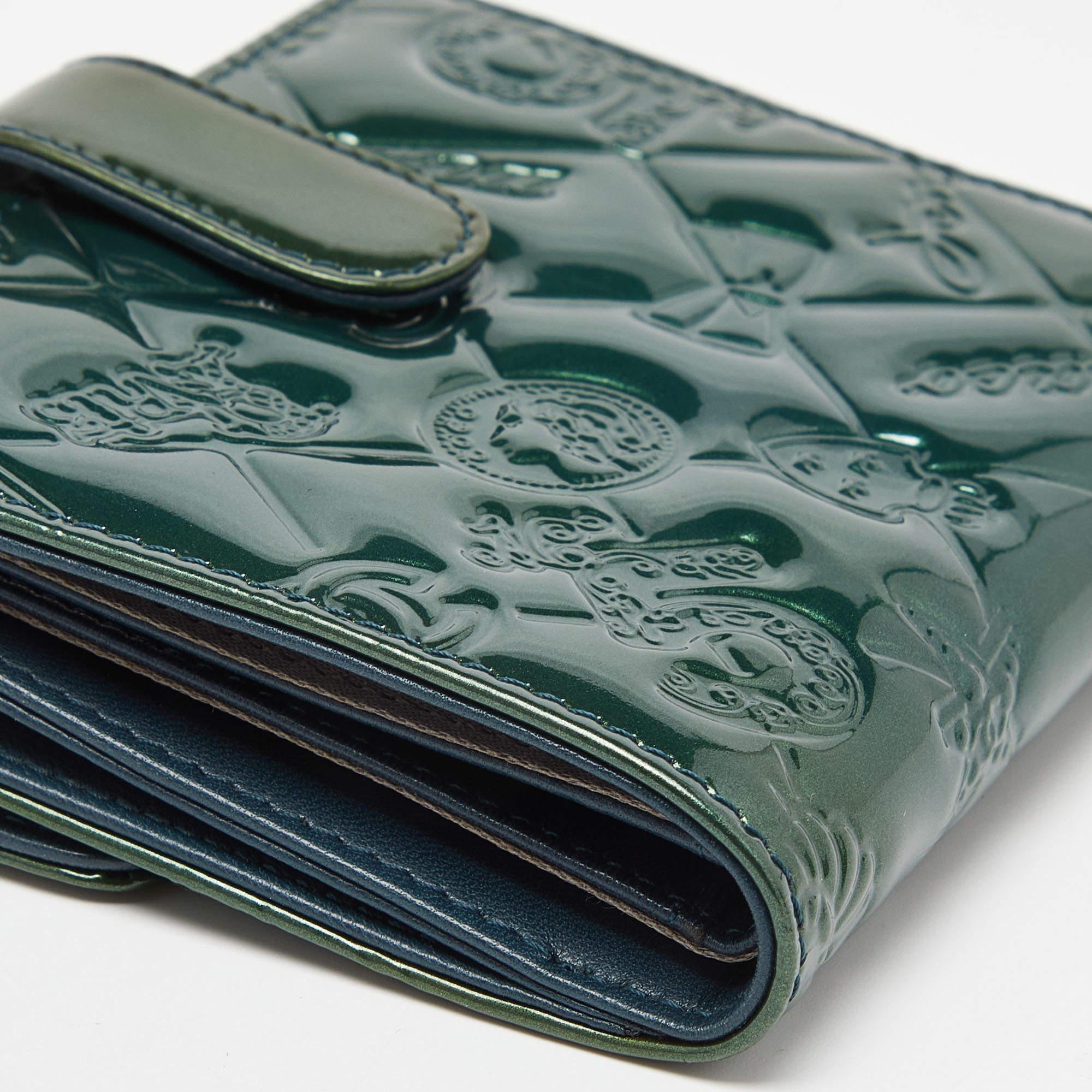 Chanel Grünes Lackleder Symbole Glücksbringer kompakte Brieftasche im Angebot 6
