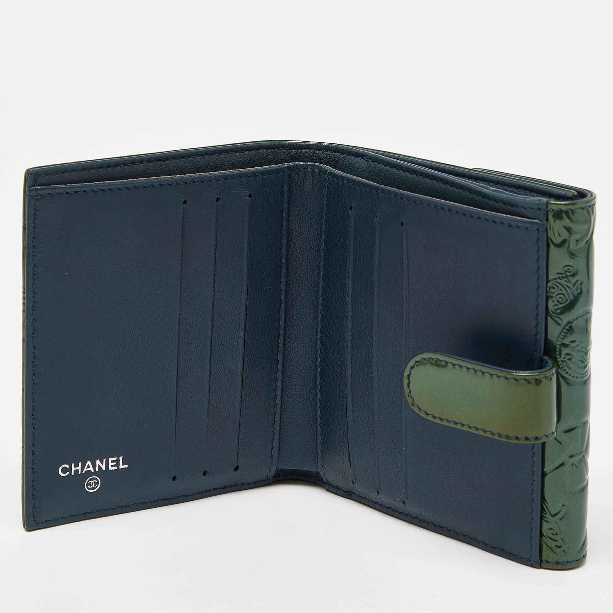 Chanel Grünes Lackleder Symbole Glücksbringer kompakte Brieftasche im Angebot 8
