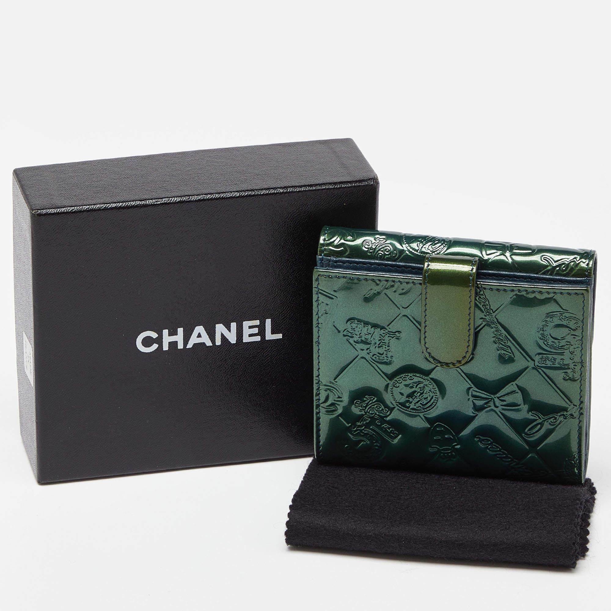 Chanel Grünes Lackleder Symbole Glücksbringer kompakte Brieftasche im Angebot 11