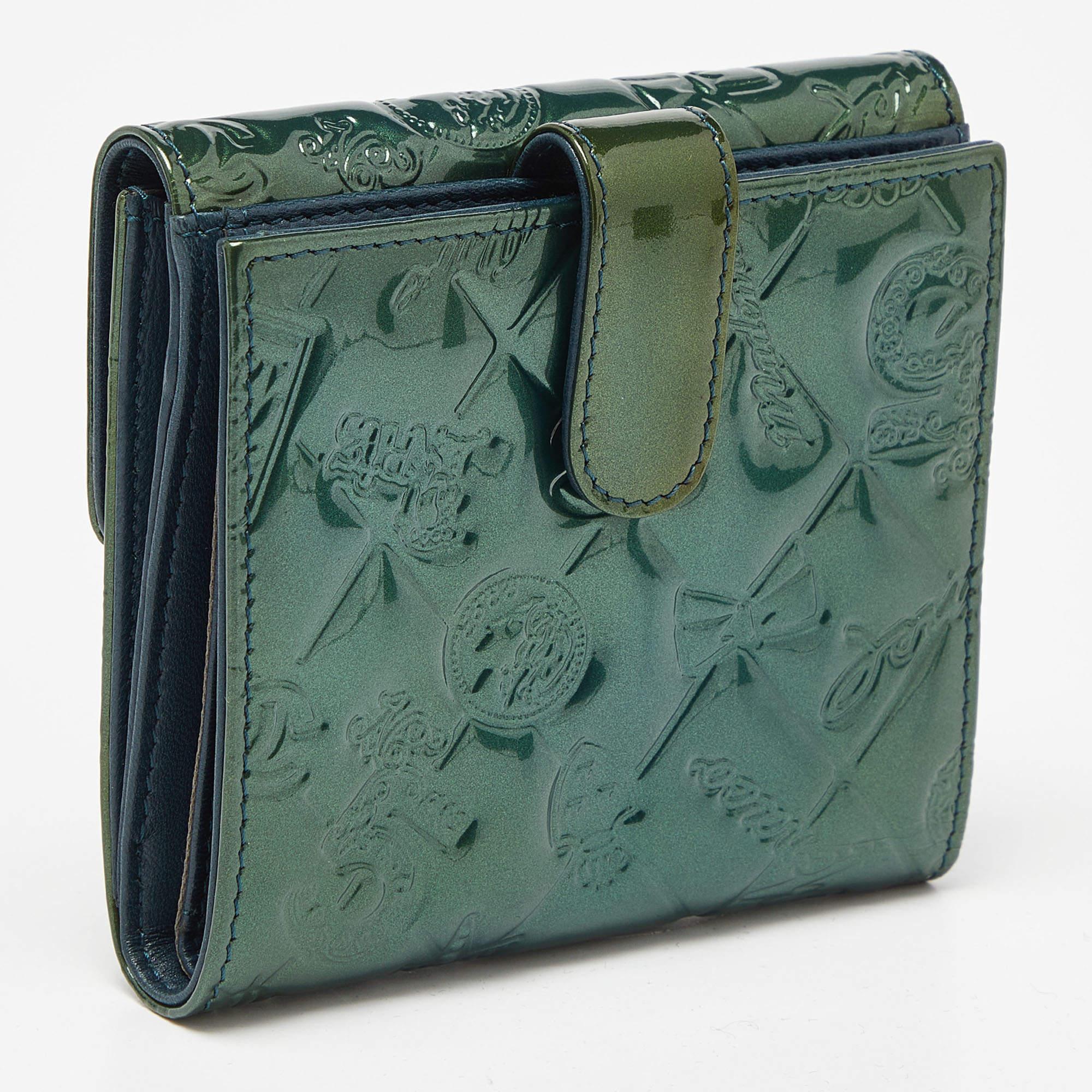 Diese wunderschöne Chanel Teal Patent Compact Wallet ist aus Lackleder gefertigt und mit Chanel-Logos geprägt. Die hintere Druckknopftasche gibt den Blick auf ein unterteiltes Innenfach frei. Das Portemonnaie verfügt außerdem über eine