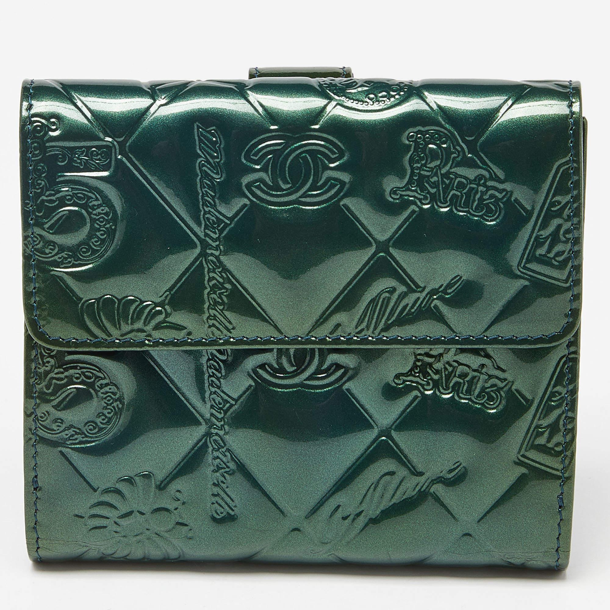 Chanel Grünes Lackleder Symbole Glücksbringer kompakte Brieftasche im Zustand „Gut“ im Angebot in Dubai, Al Qouz 2