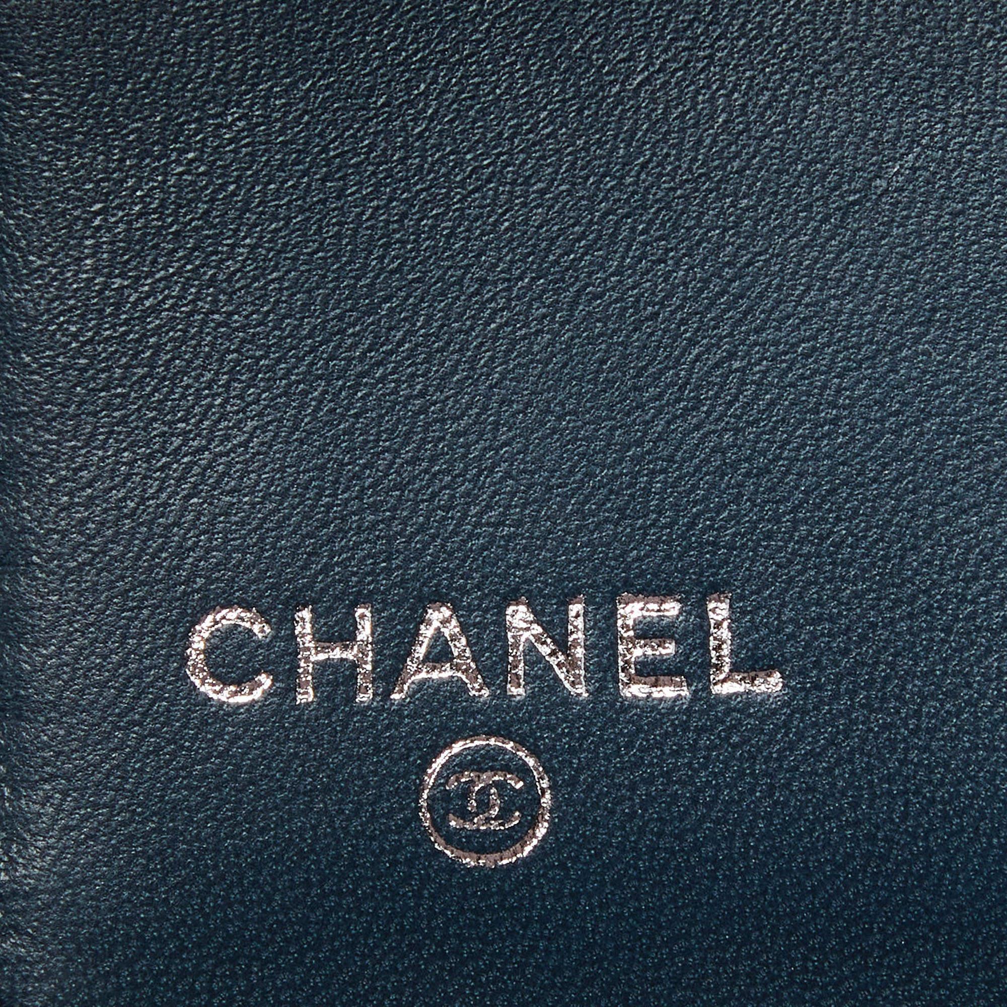 Chanel Grünes Lackleder Symbole Glücksbringer kompakte Brieftasche im Angebot 1