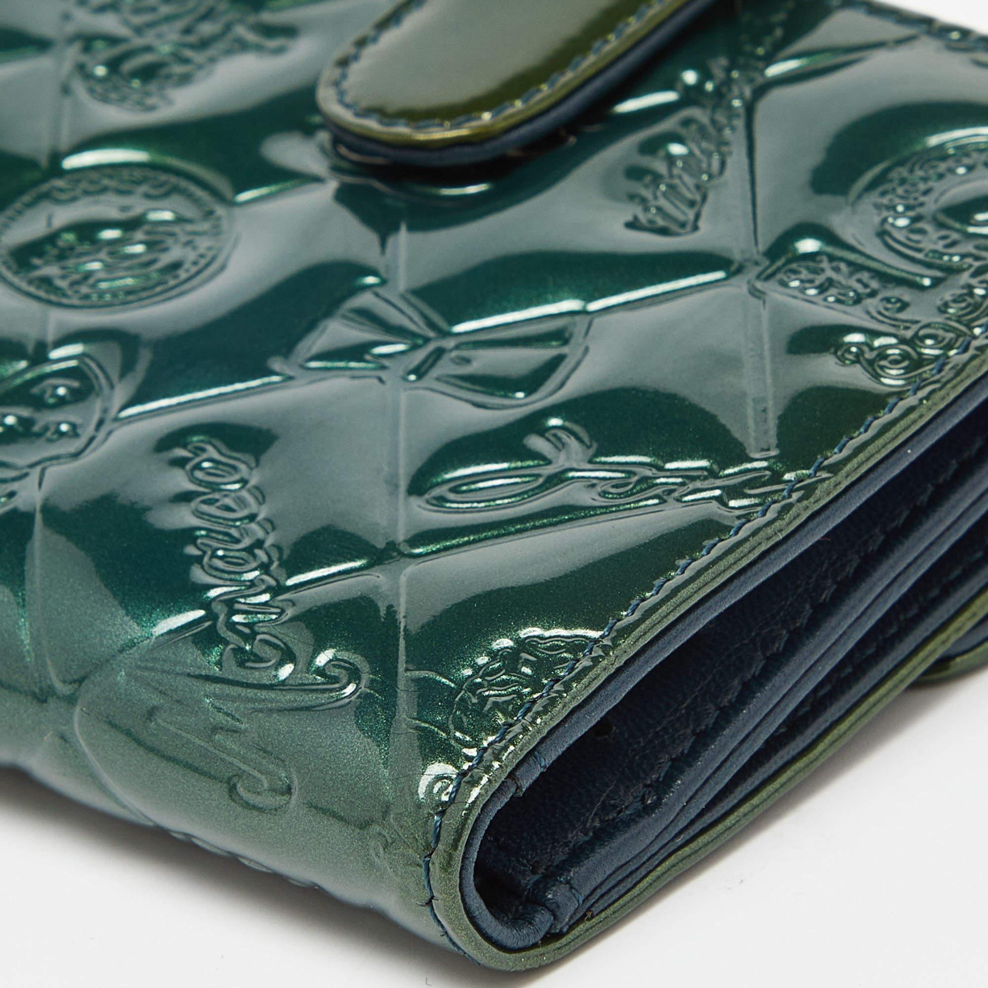 Chanel Grünes Lackleder Symbole Glücksbringer kompakte Brieftasche im Angebot 5