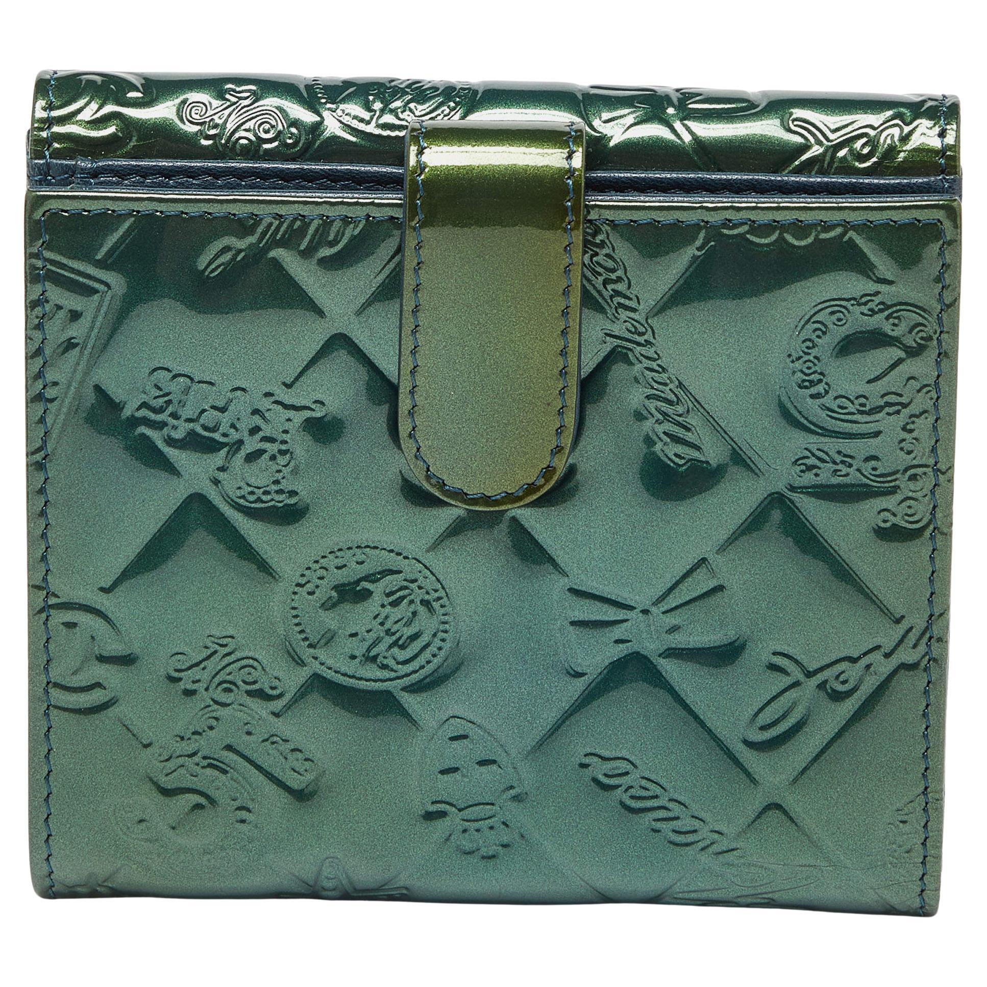 Chanel Grünes Lackleder Symbole Glücksbringer kompakte Brieftasche im Angebot