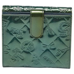 Chanel - Portefeuille compact en cuir verni vert avec symboles Lucky Charm