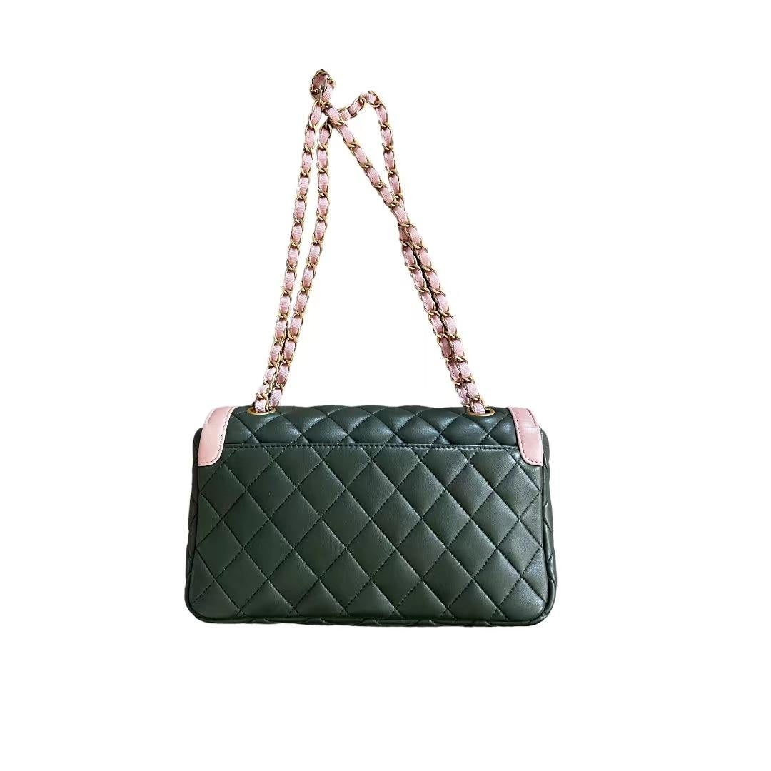 Chanel green & pink leather single-flap bag
By Karl Lagerfeld
2015-2016
Very good condition
Green calfskin
Gold-Tone Hardware
Chain-Link Shoulder Strap
Pink fabric chain
Single Exterior Pocket
Leather Lining and single Interior Pocket
Turn-Lock