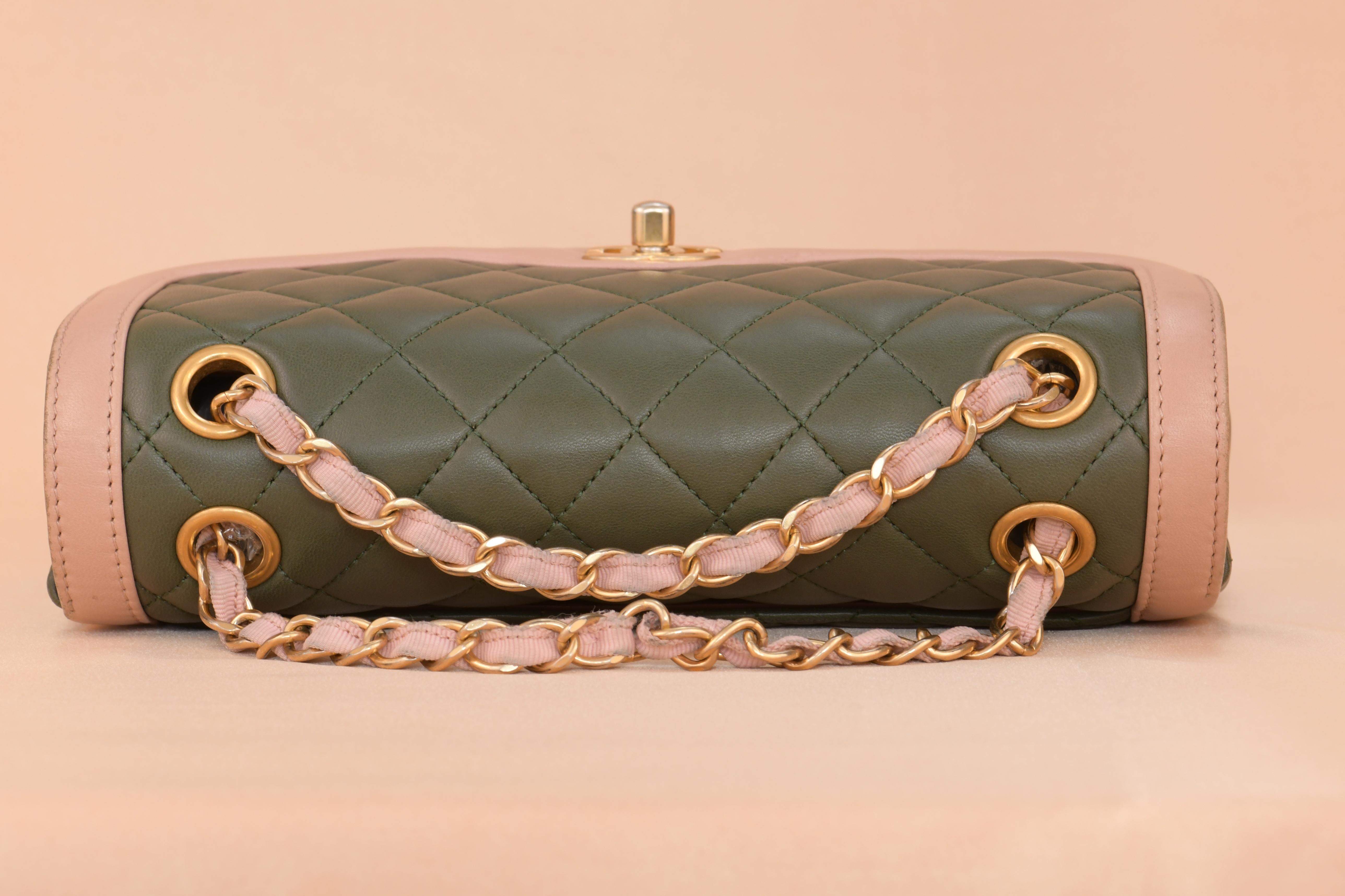 CHANEL Sac à rabat simple en cuir d'agneau matelassé vert et rose en vente 1