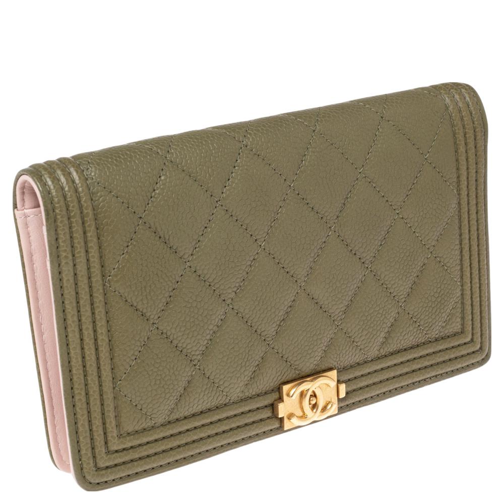 This gorgeous Boy L Yen continental wallet from the house of Chanel is crafted from Caviar leather and carries a lovely quilted exterior. Styled with a faux press lock on the flap, the wallet is equipped with multiple card slots, a zip coin pocket,