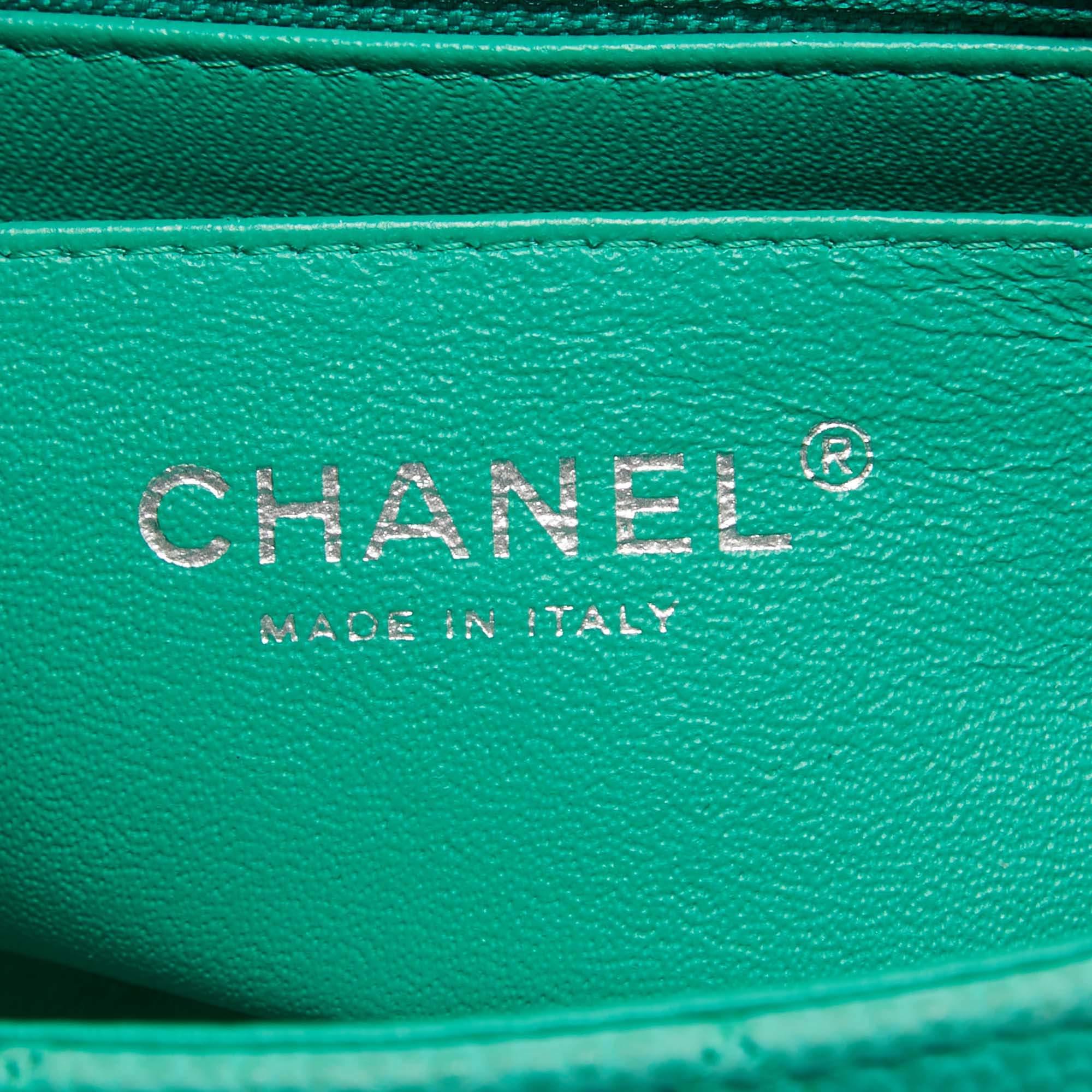 Chanel Grünes gestepptes Kaviar-Leder New Mini Classic Flap Bag im Angebot 11